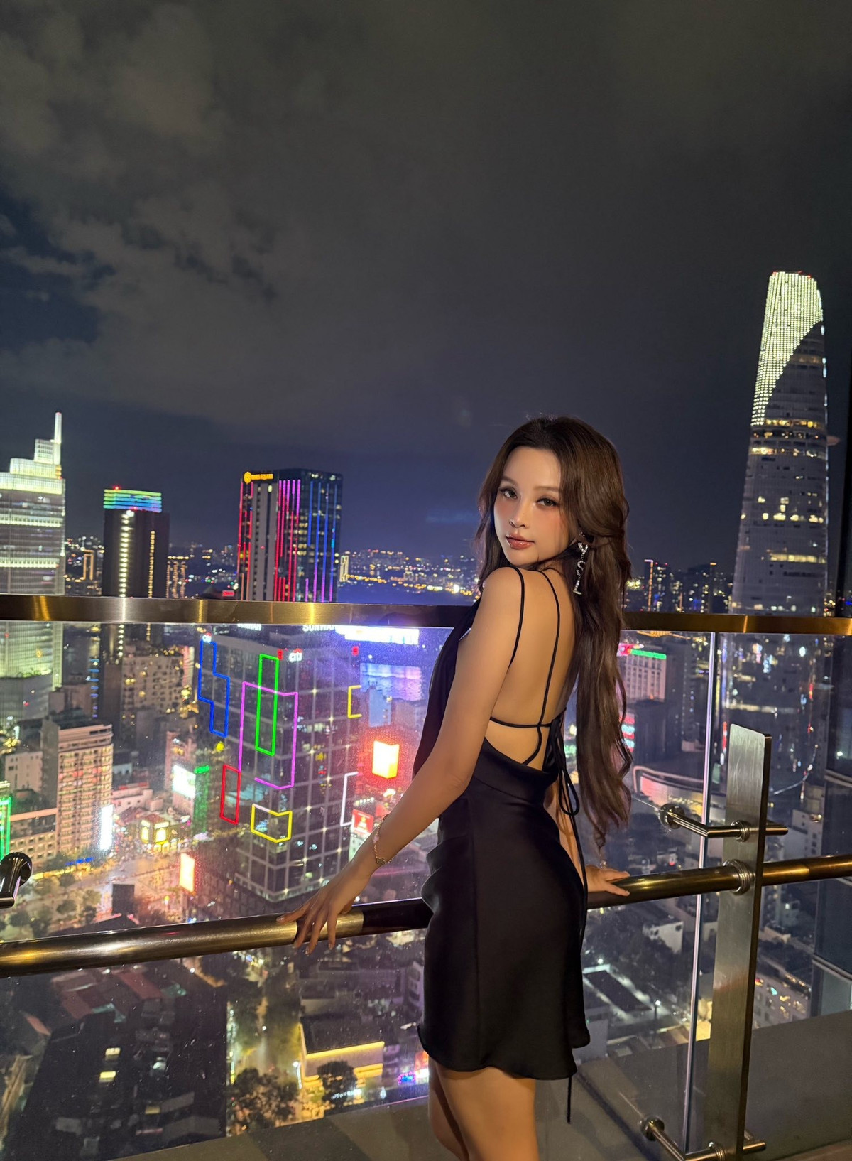 Huyền Baby khoe tấm lưng trần trong thiết kế váy hở, gợi cảm. Ảnh: FB Đặng Ngọc Huyền