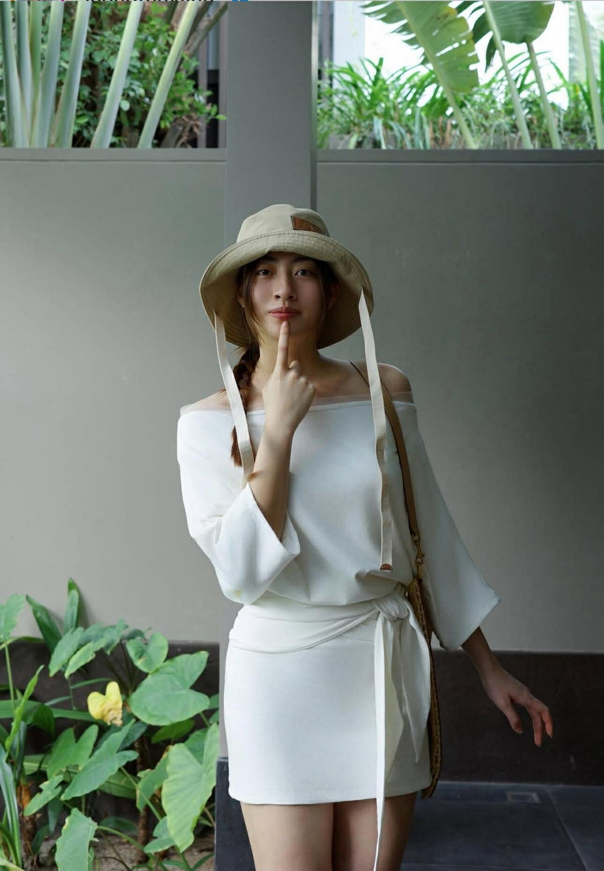 Trong bộ váy ngắn ôm sát kết hợp áo trễ vai, Lương Thùy Linh khéo léo khoe bờ vai gầy gợi cảm cùng vóc dáng thanh mảnh.