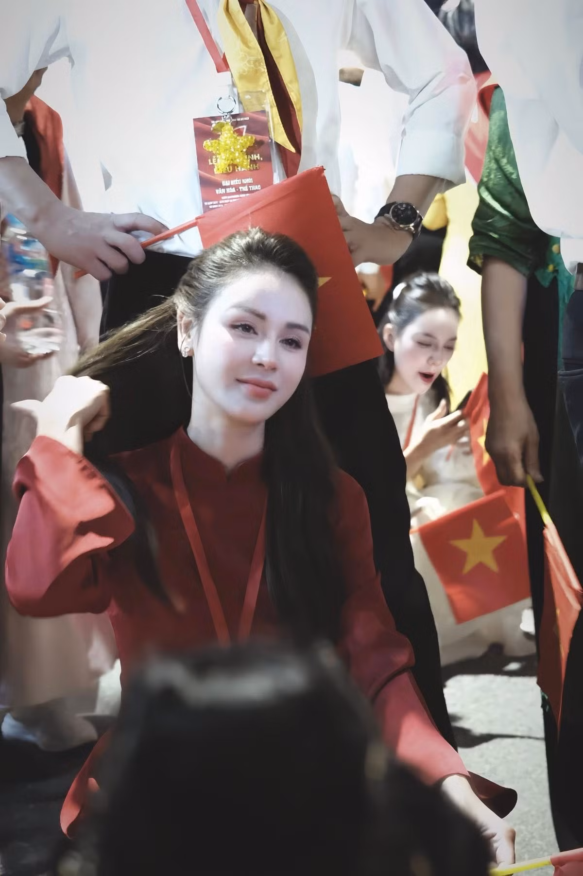 Làn da trắng mịn không tì vết, gương mặt rạng ngời cùng nụ cười dịu dàng giúp Lương Thu Trang trở thành tâm điểm của ống kính.