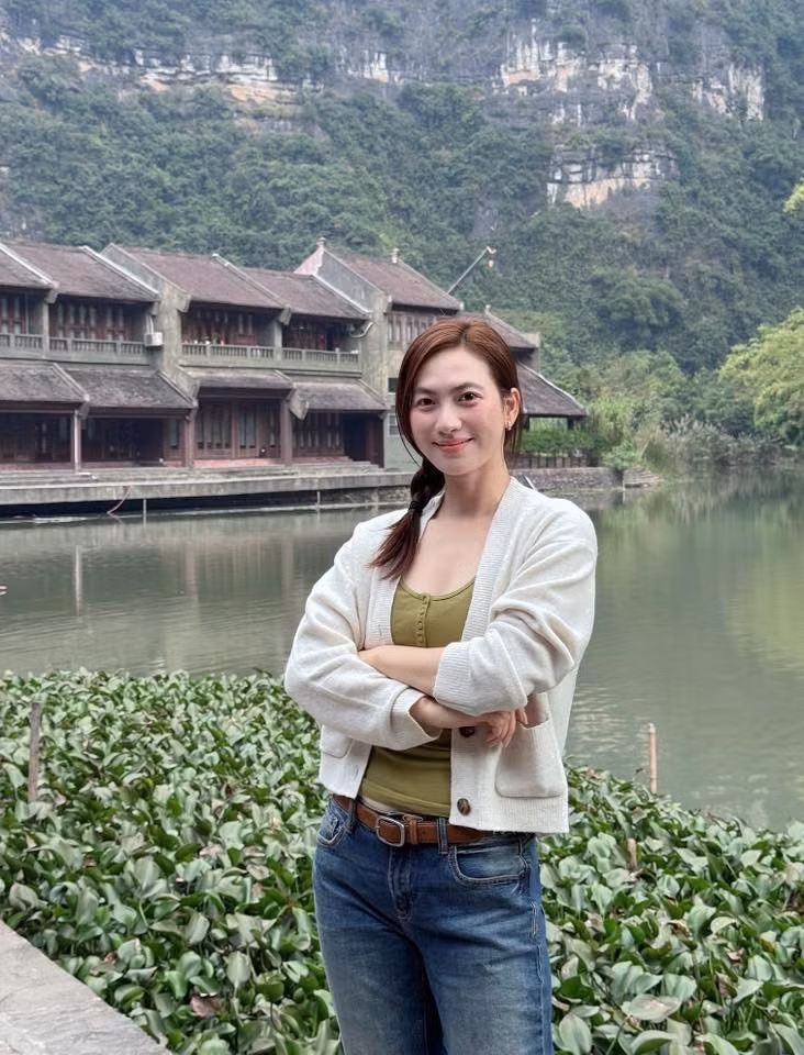 Ở ngưỡng U35, Phương Anh Đào vẫn giữ được làn da căng bóng phát mê cùng phong thái nhẹ nhàng, rạng rỡ hiếm thấy.