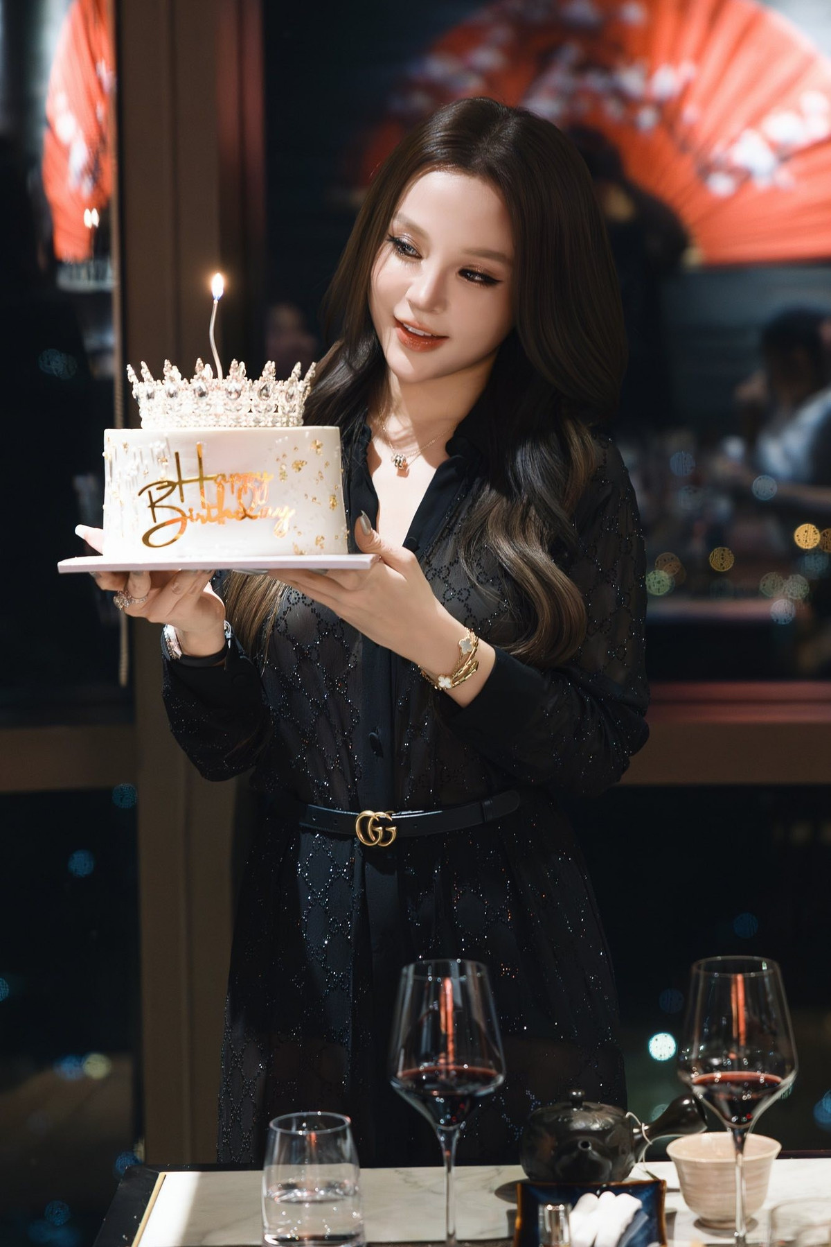 Nhiều khán giả nhận xét, cô nàng không hề kém cạnh các mỹ nhân trẻ tuổi mà còn sở hữu khí chất riêng biệt, đẳng cấp của một người phụ nữ thành công và hạnh phúc.