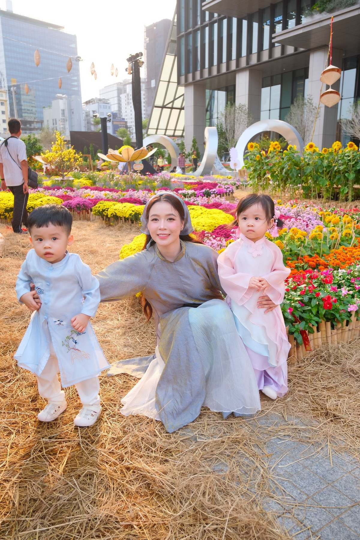 Sam cùng hai con chụp hình áo dài đón Tết. Ảnh: FB Sam