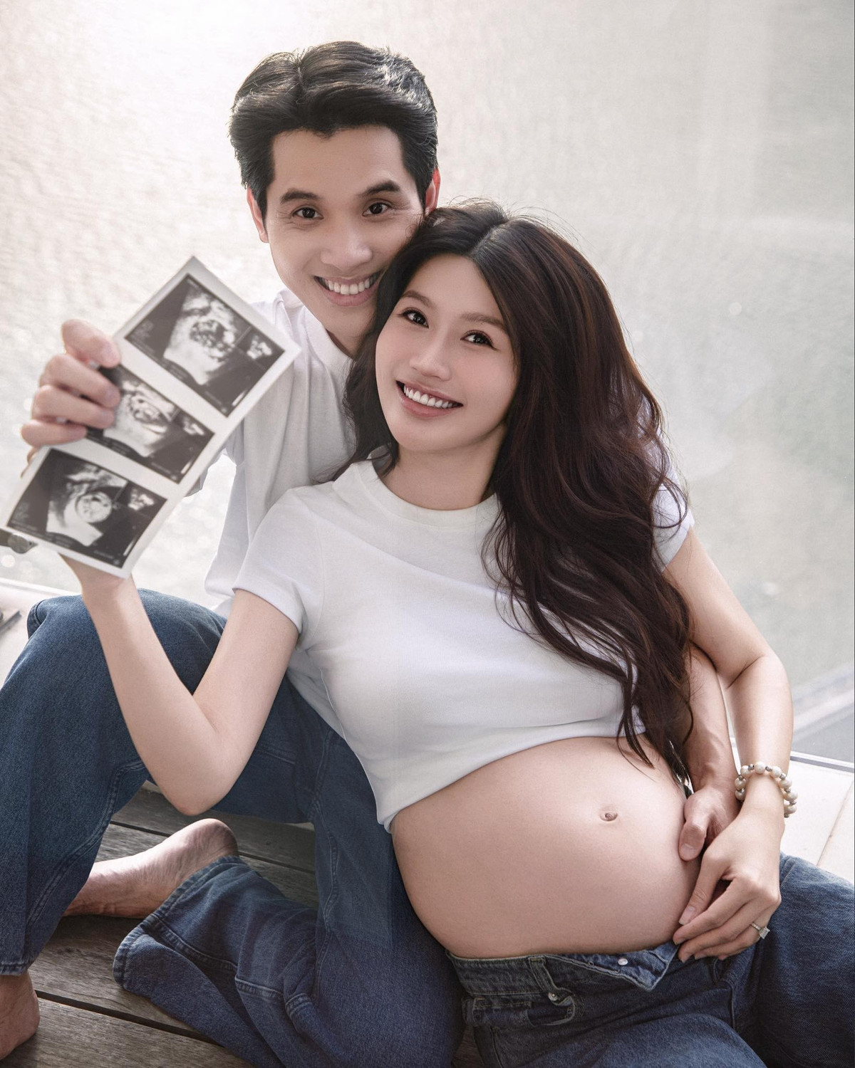 Cô cho biết em bé trong bụng đang lớn lên từng ngày, còn hai vợ chồng vừa hồi hộp vừa hạnh phúc khi bước vào hành trình làm cha mẹ.