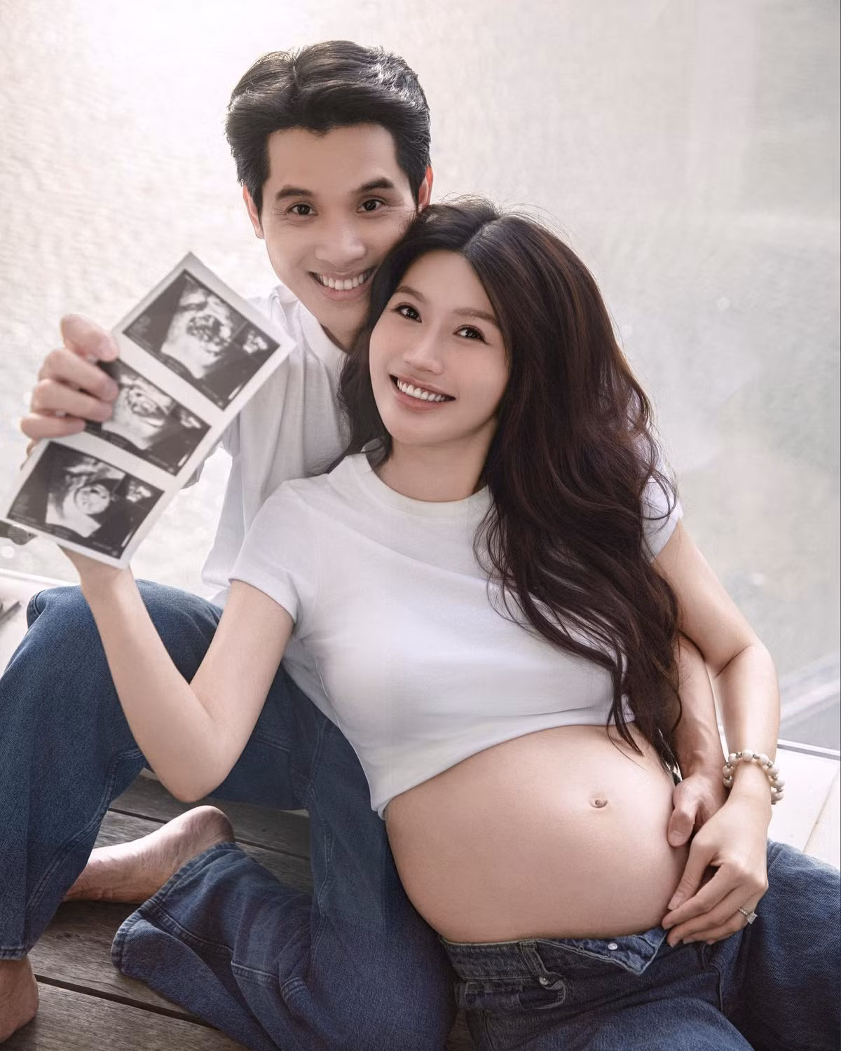 Cô cho biết em bé trong bụng đang lớn lên từng ngày, còn hai vợ chồng vừa hồi hộp vừa hạnh phúc khi bước vào hành trình làm cha mẹ.