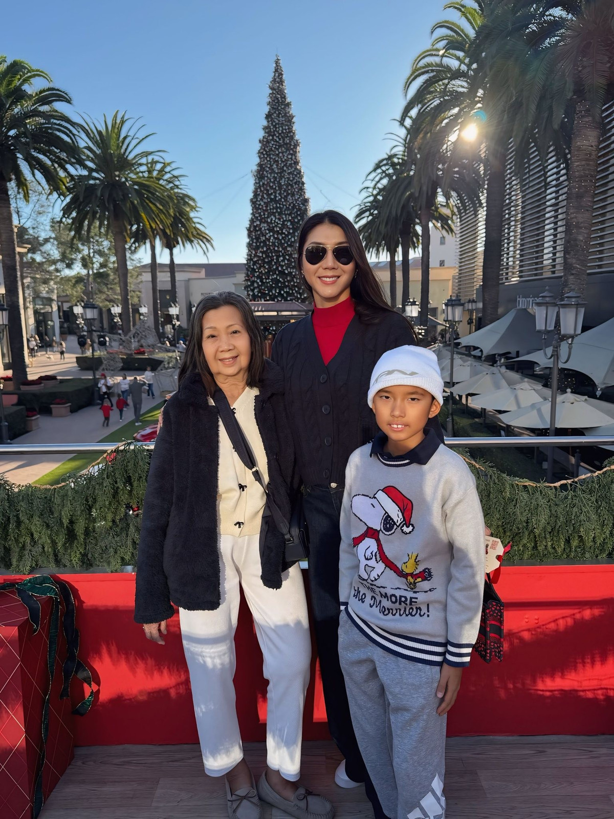 Ngọc Quyên đưa mẹ và con trai đi săn hàng giảm giá dịp Black Friday kết hợp tận hưởng không khí Giáng sinh sớm ở Mỹ. Ảnh: FB Ngoc Quyen