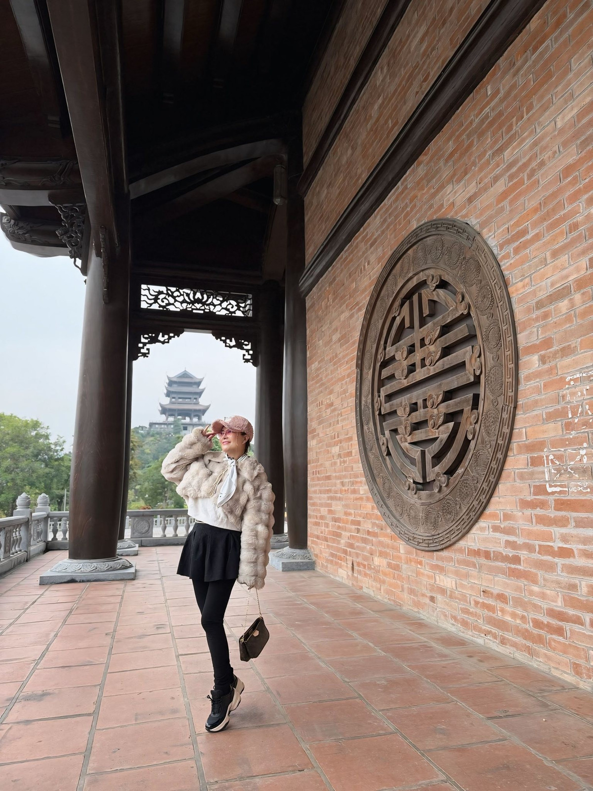 Nữ nghệ sĩ thẳng thắn chia sẻ, chị đã quyết định sang Hàn Quốc để thực hiện một loạt can thiệp thẩm mỹ chuyên sâu cho gương mặt.