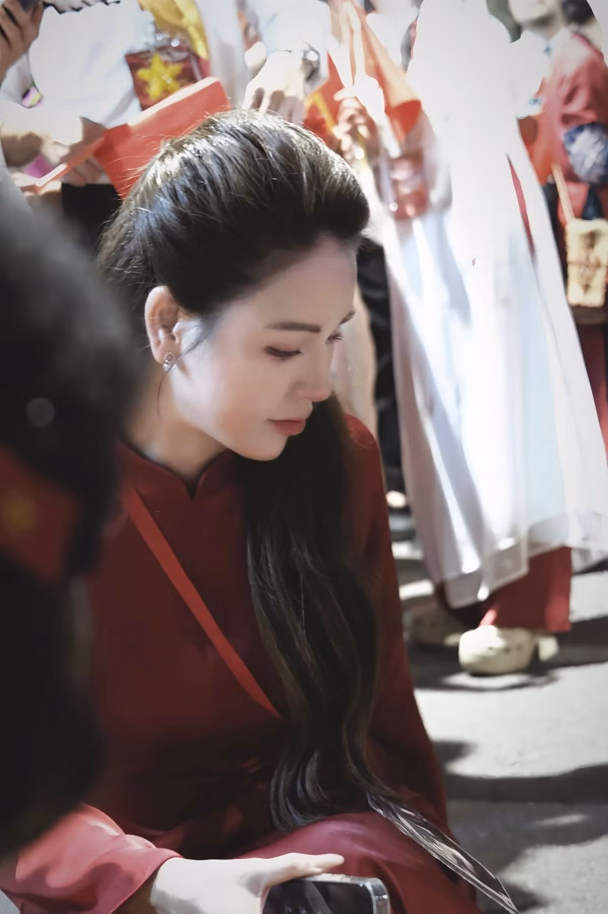 Trên đường phố, hình ảnh nữ diễn viên trong tà áo dài đỏ truyền thống, mái tóc dài buông xõa tự nhiên khiến nhiều người không khỏi ngưỡng mộ.