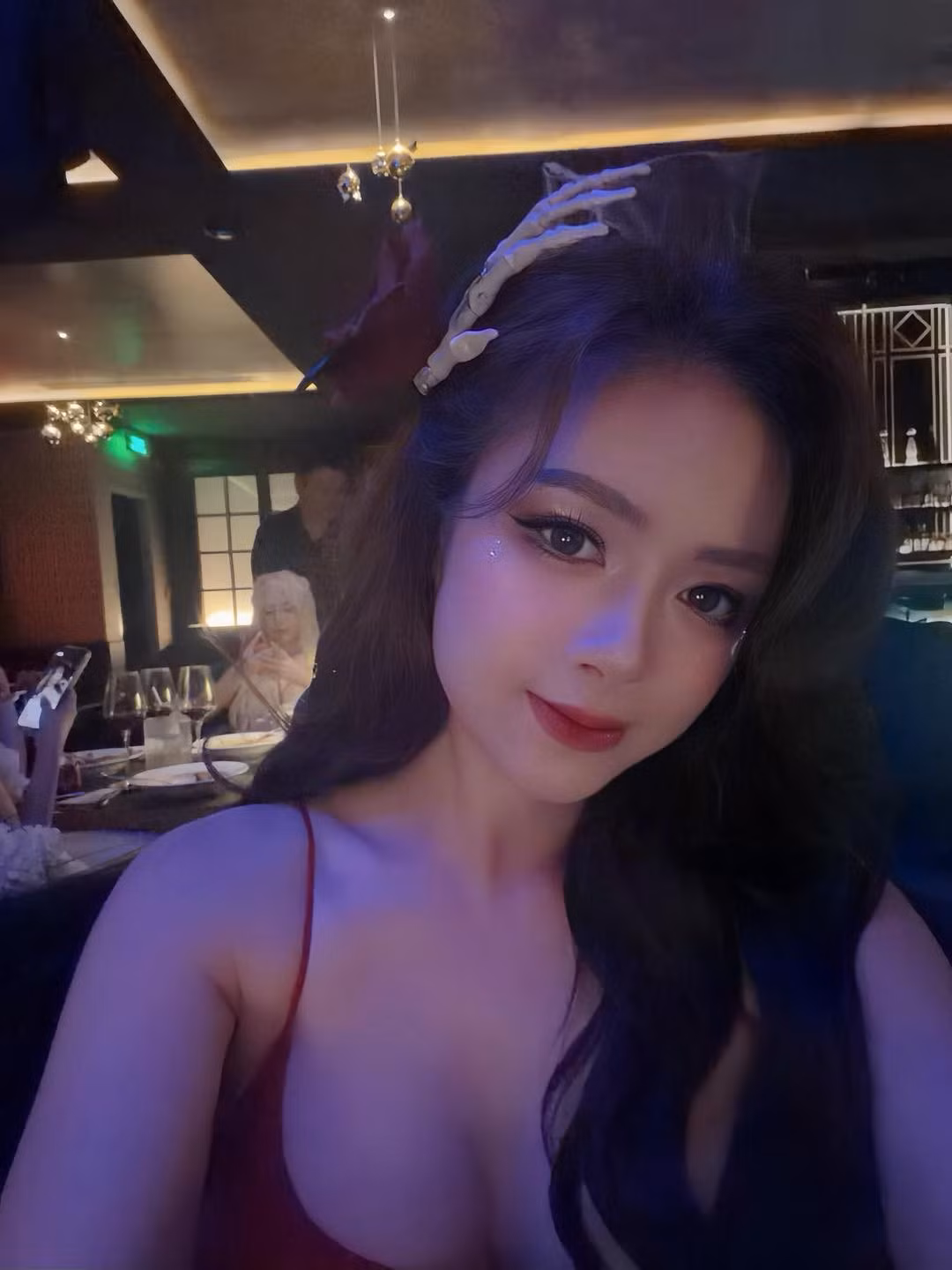 Thiết kế hai dây mảnh cùng phần cổ khoét sâu giúp nữ ca sĩ phô diễn vòng một đầy đặn, thềm ngực trễ nải, tôn lên vẻ gợi cảm khó rời mắt.