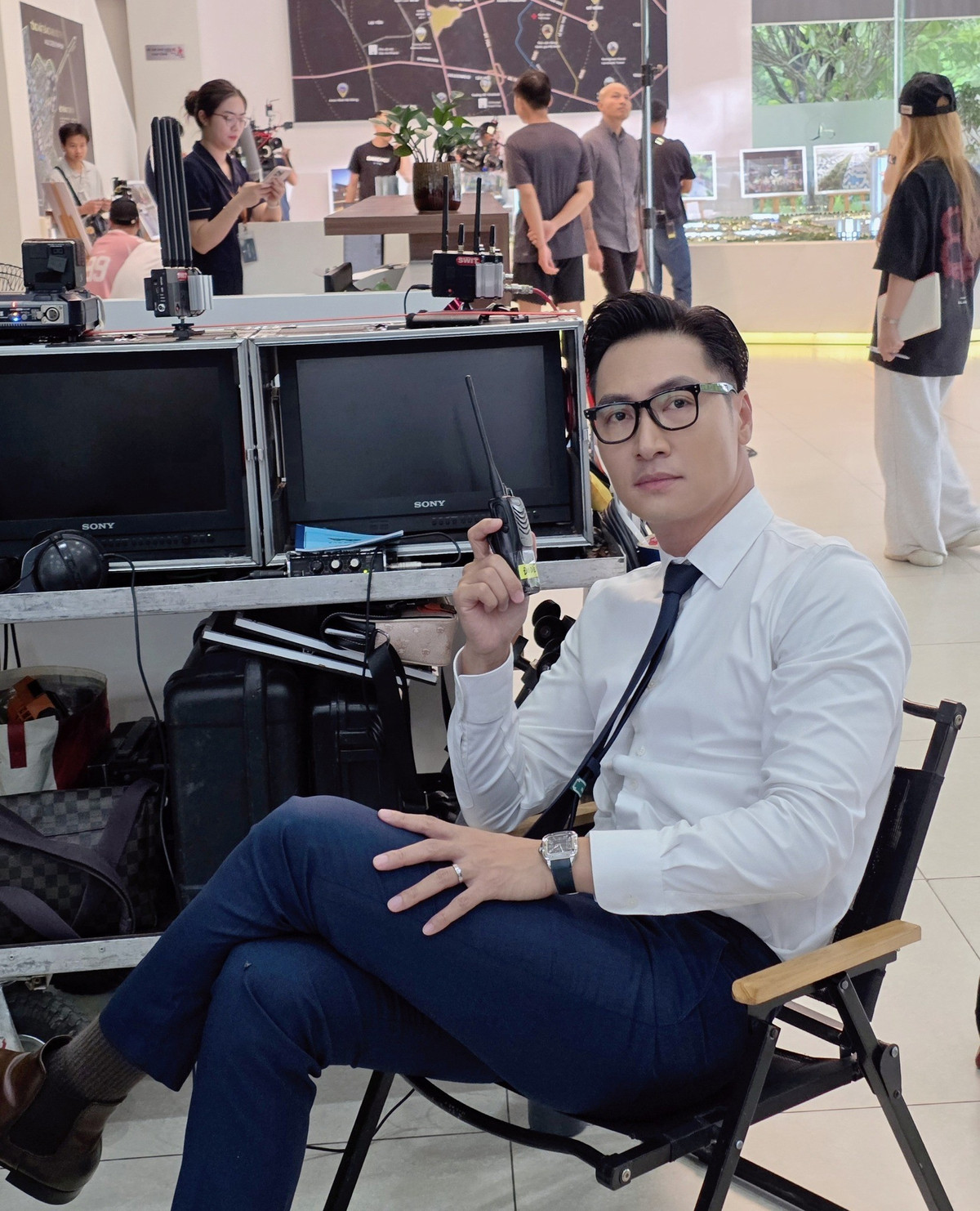 Diễn viên Mạnh Trường ngồi ghế đạo diễn tạo dáng. Ảnh: FB Nguyen Manh Truong