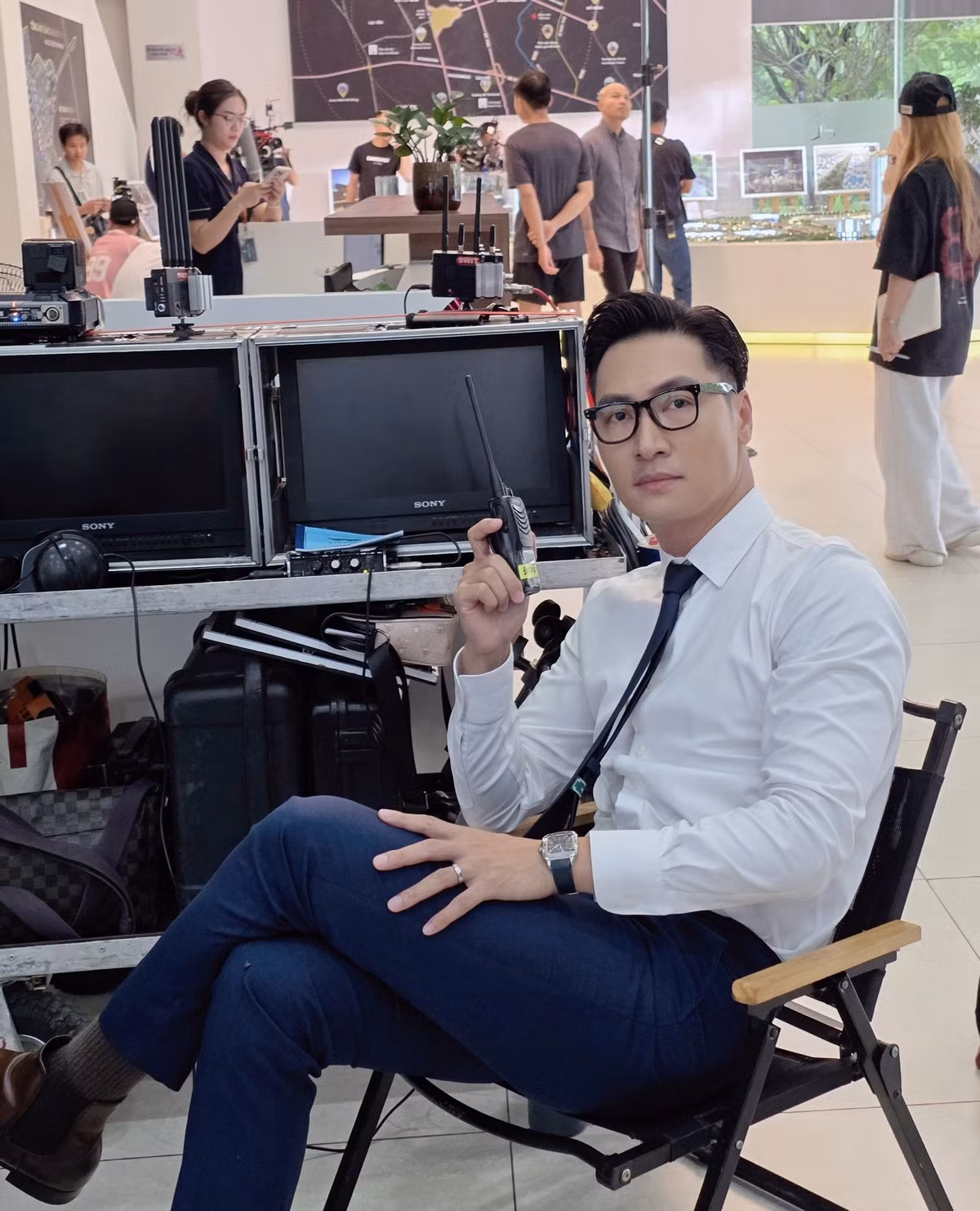 Diễn viên Mạnh Trường ngồi ghế đạo diễn tạo dáng. Ảnh: FB Nguyen Manh Truong