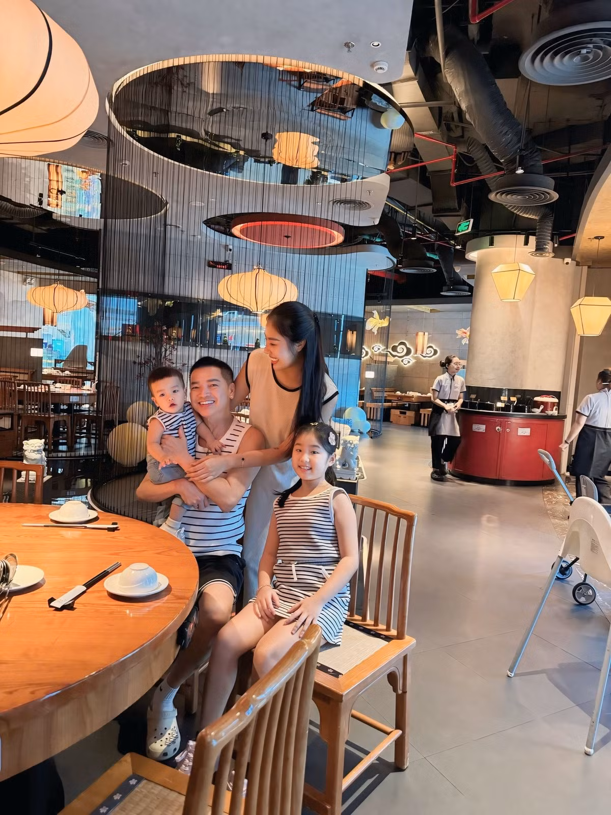 Năm 2023, Quang Minh có cơ duyên gặp gỡ Tăng Khánh Chi – cô gái kém anh 37 tuổi. Sau thời gian quen biết, cả hai dần cảm mến nhau và chính thức bước vào mối quan hệ tình cảm.