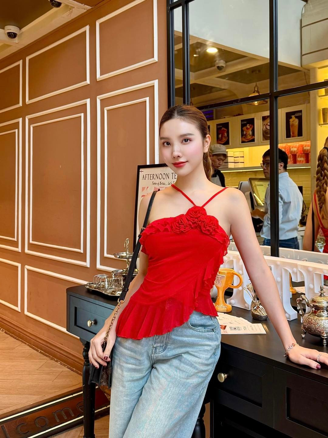 Vóc dáng nuột nà, làn da trắng sáng và tấm lưng ong mịn màng giúp cô tự tin diện những thiết kế cắt xẻ, gợi cảm nhưng vẫn tinh tế. Ảnh: FB Hạnh Sino