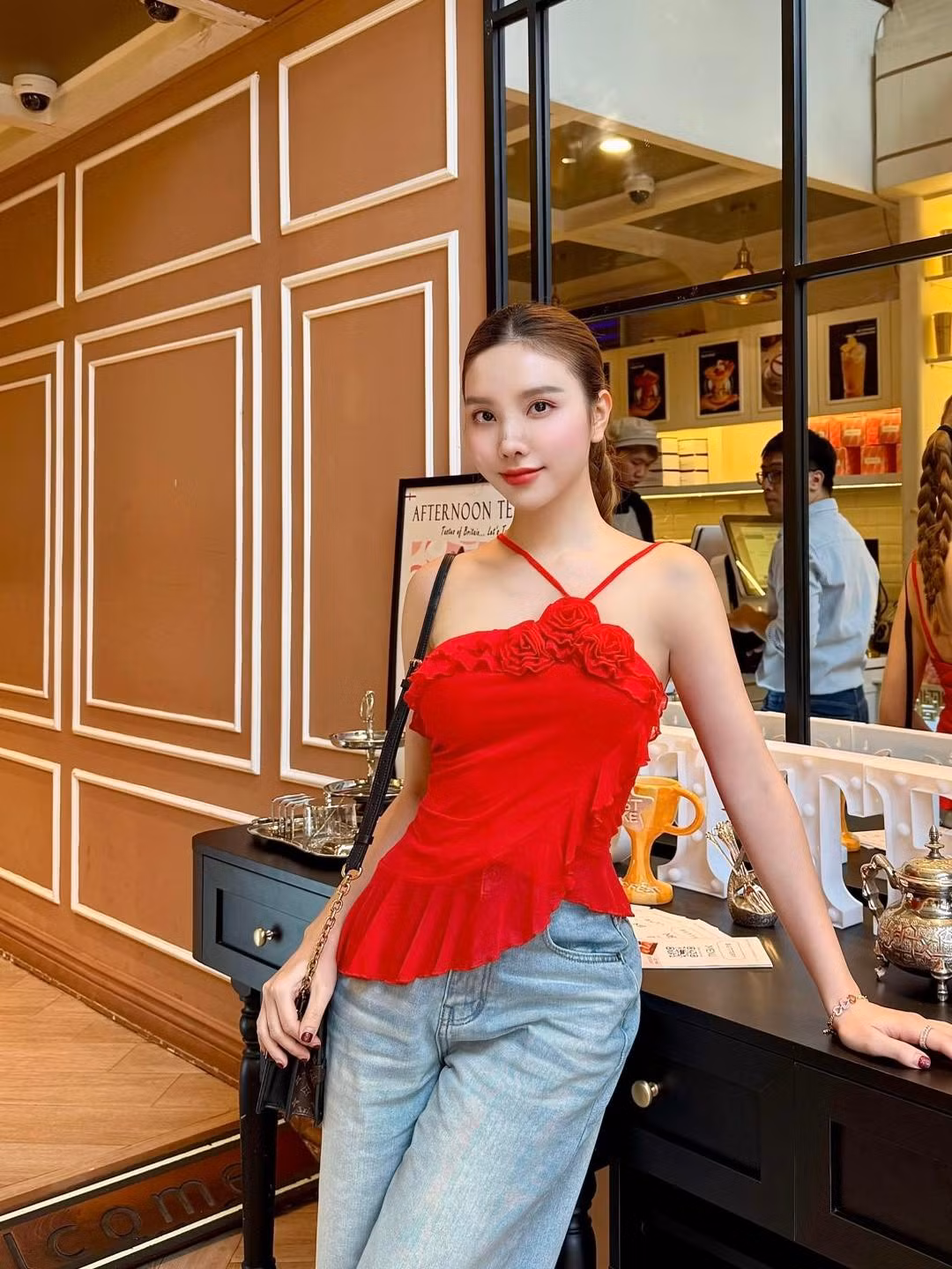 Vóc dáng nuột nà, làn da trắng sáng và tấm lưng ong mịn màng giúp cô tự tin diện những thiết kế cắt xẻ, gợi cảm nhưng vẫn tinh tế. Ảnh: FB Hạnh Sino