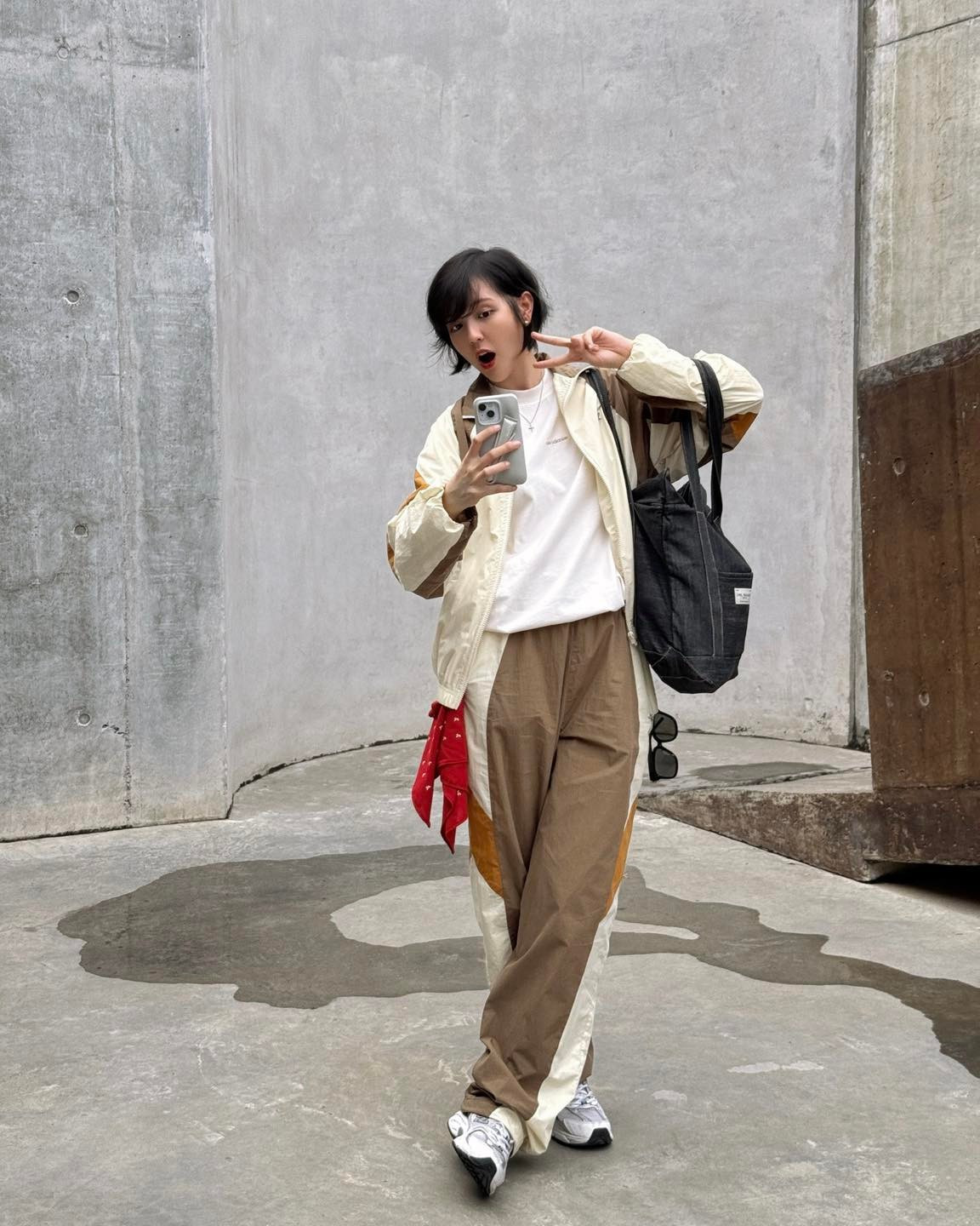 Dễ dàng nhận thấy, Hải Tú giờ đây thường xuyên xuất hiện với những trang phục mang tính ứng dụng cao nhưng vẫn giữ được nét độc đáo riêng. Ảnh: FB Hải Tú