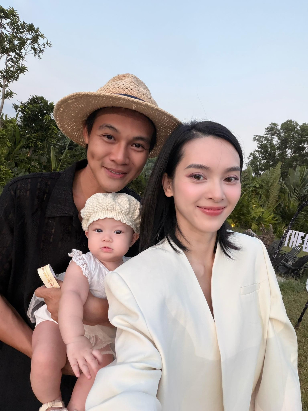Quỳnh Lương cùng ông xã Tiến Phát bế con gái đến thăm khu nghỉ dưỡng của gia đình tại Vĩnh Long. Ảnh: FB Quỳnh Lương