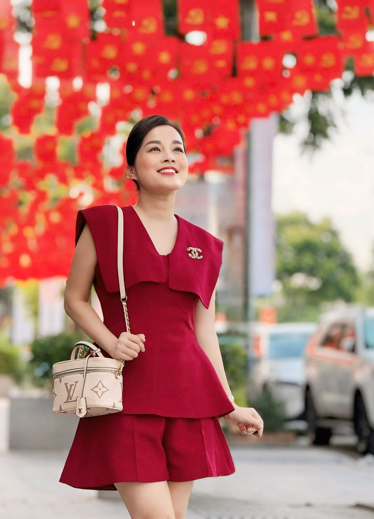 Minh Hương tạo dáng chụp ảnh trên con đường rợp sắc cờ đỏ sao vàng. Ảnh: FB Le Minh Huong