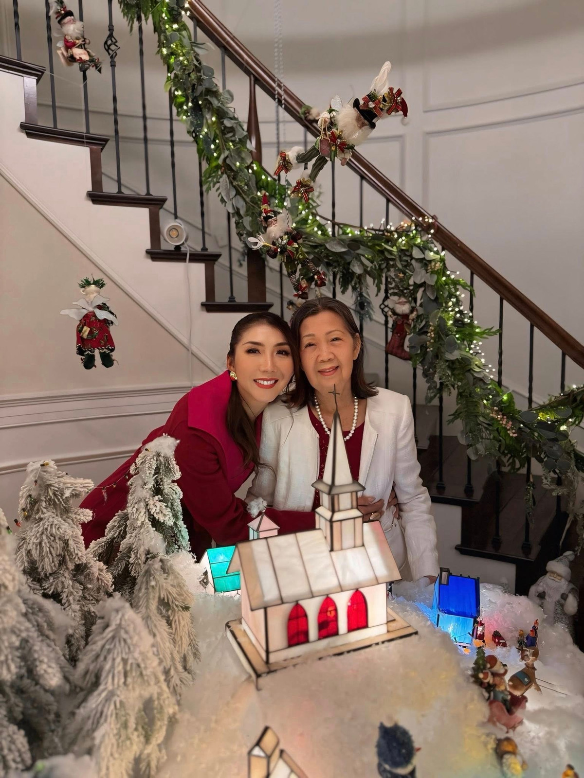 Ngọc Quyên đưa mẹ đến nhà bạn dự tiệc Giáng sinh. Ảnh: FB Ngoc Quyen