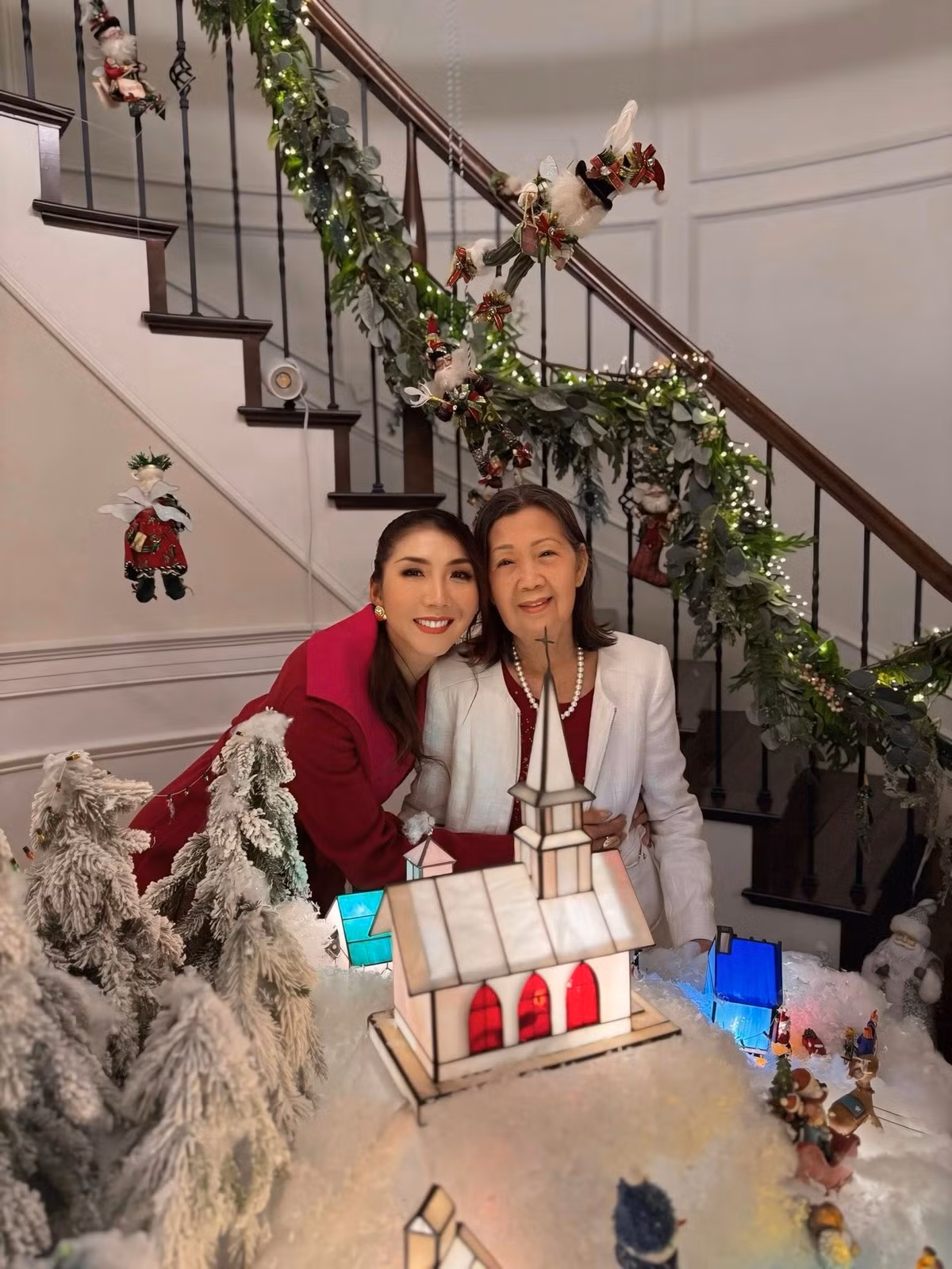 Ngọc Quyên đưa mẹ đến nhà bạn dự tiệc Giáng sinh. Ảnh: FB Ngoc Quyen