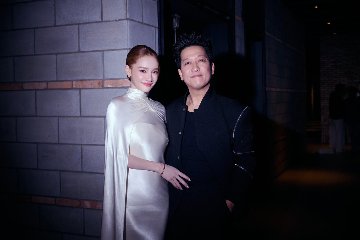 Nữ diễn viên vẫn trung thành với phong cách thanh lịch và nữ tính quen thuộc. Tuy nhiên, những lựa chọn trang phục gần đây cho thấy sự tiết chế và tinh giản hơn trong đường cắt cũng như phom dáng. Các thiết kế ôm vừa vặn, chất liệu mềm hoặc có cấu trúc nhẹ nhàng thường được cô ưu tiên để tôn vóc dáng.