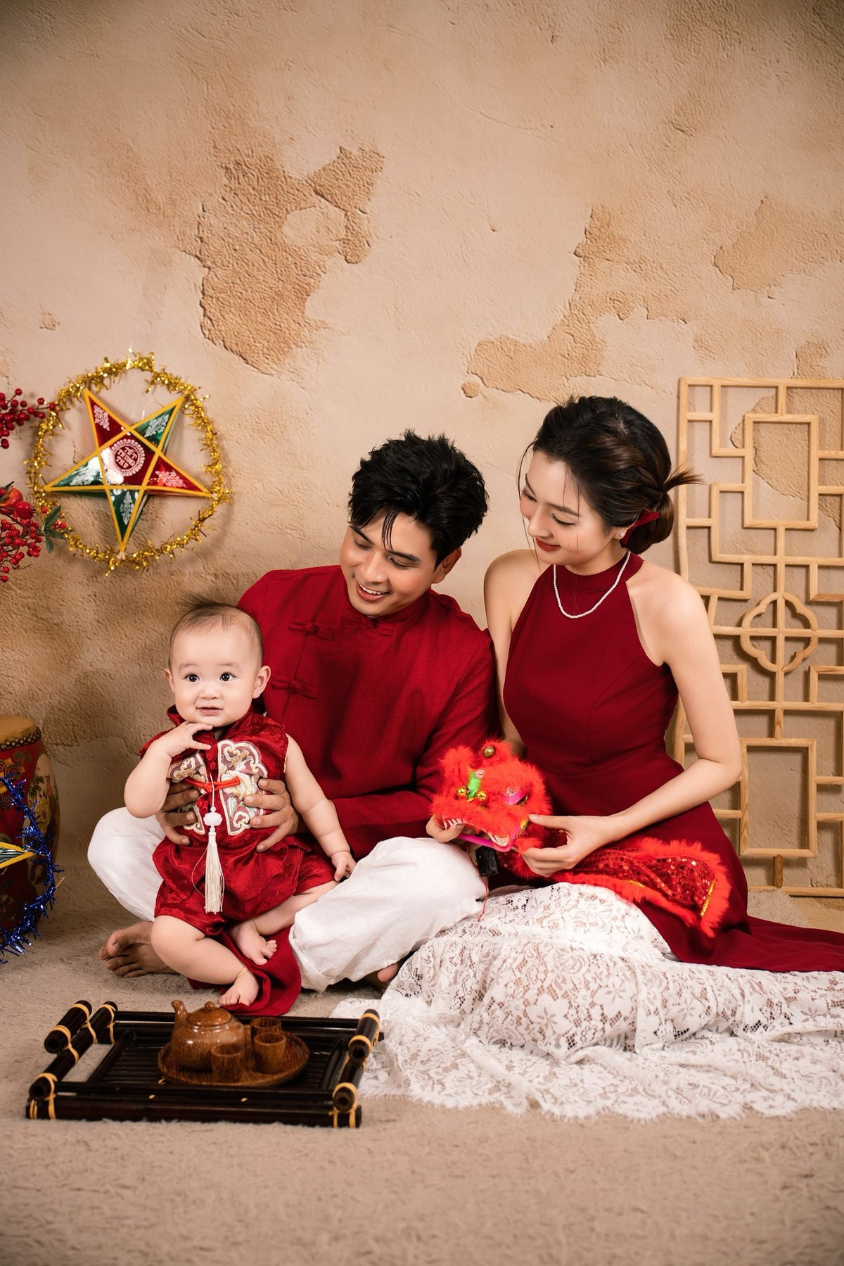 Sau khi kết hôn, Hồ Quang Hiếu vẫn duy trì hoạt động nghệ thuật đều đặn, đồng thời dành nhiều thời gian hơn cho gia đình nhỏ.