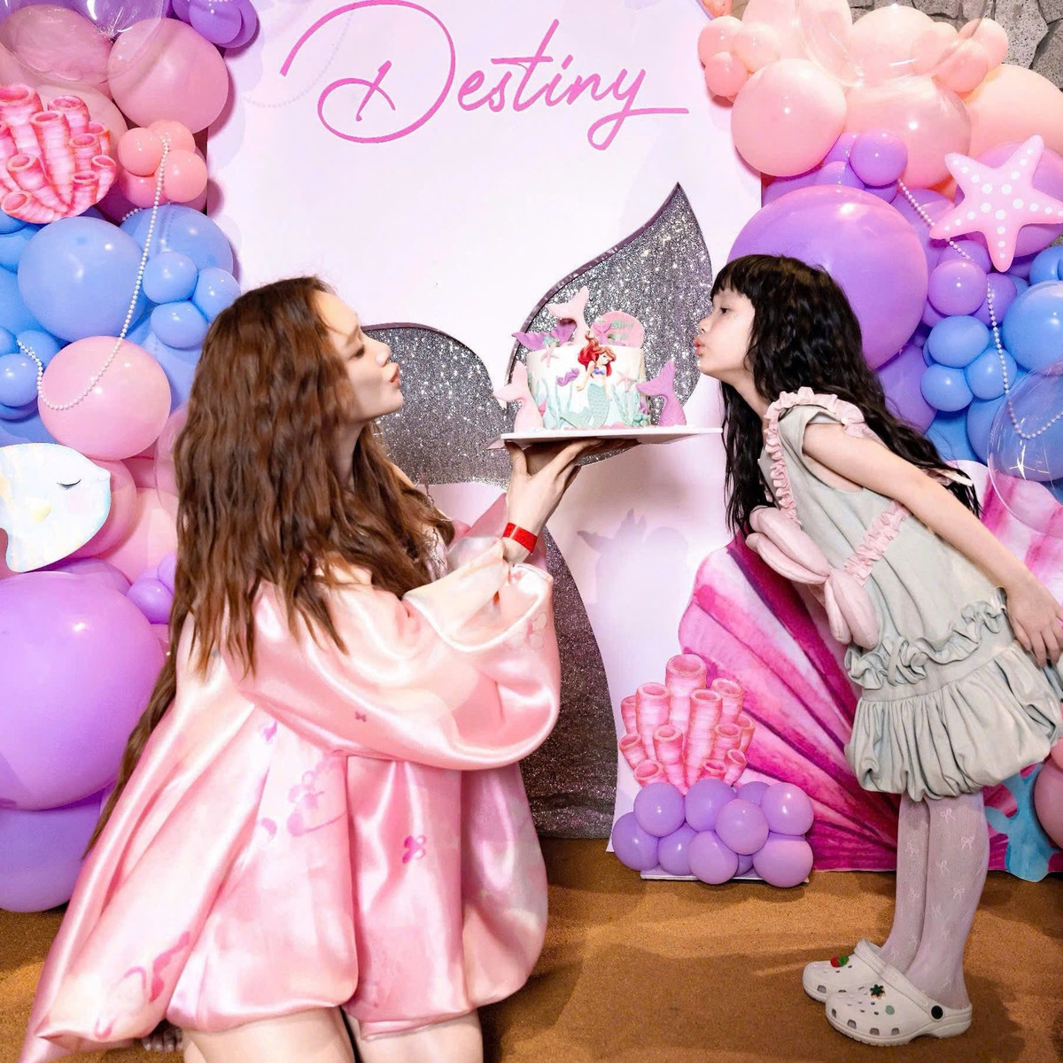 Hình ảnh bà mẹ bầu tất bật chuẩn bị sinh nhật cho con khiến nhiều khán giả không khỏi xúc động. Không chỉ ghi điểm bởi sự tận tâm dành cho gia đình, Nhã Phương còn nhận được nhiều lời khen về sắc vóc.