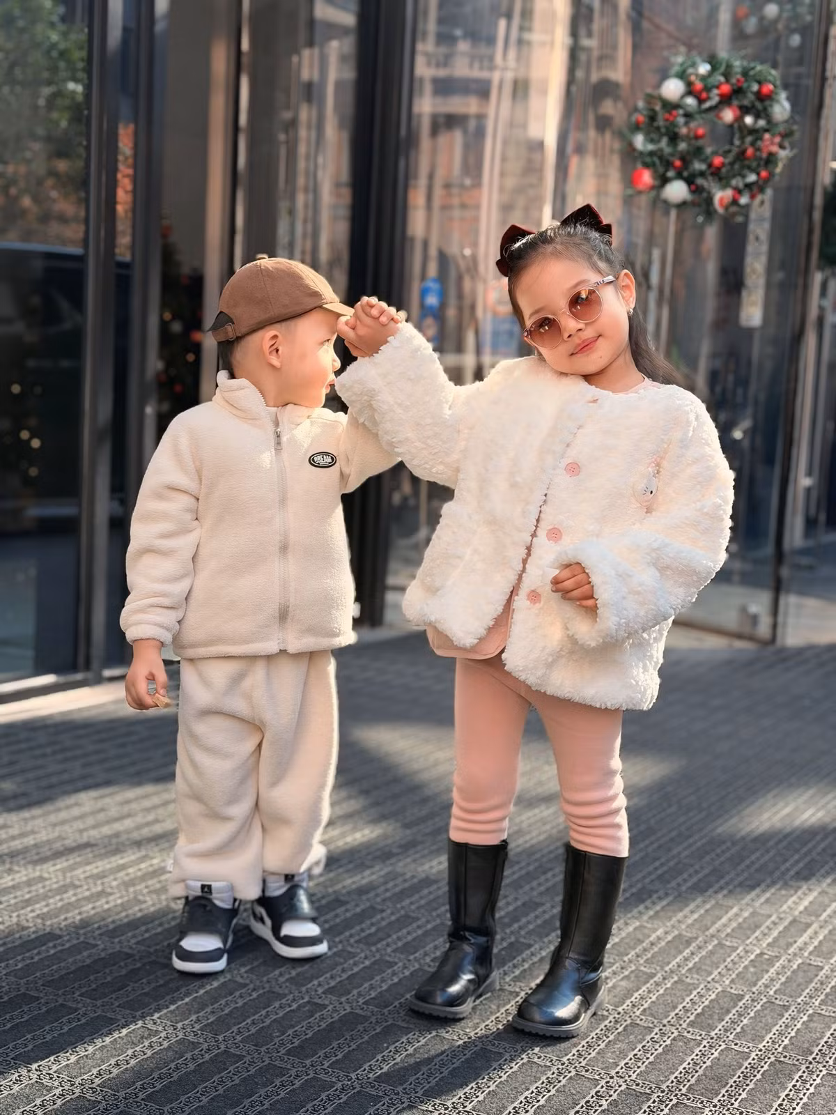 Bên cạnh mẹ, hai con của nữ diễn viên cũng chiếm trọn cảm tình với vẻ ngoài tinh nghịch, đáng yêu.