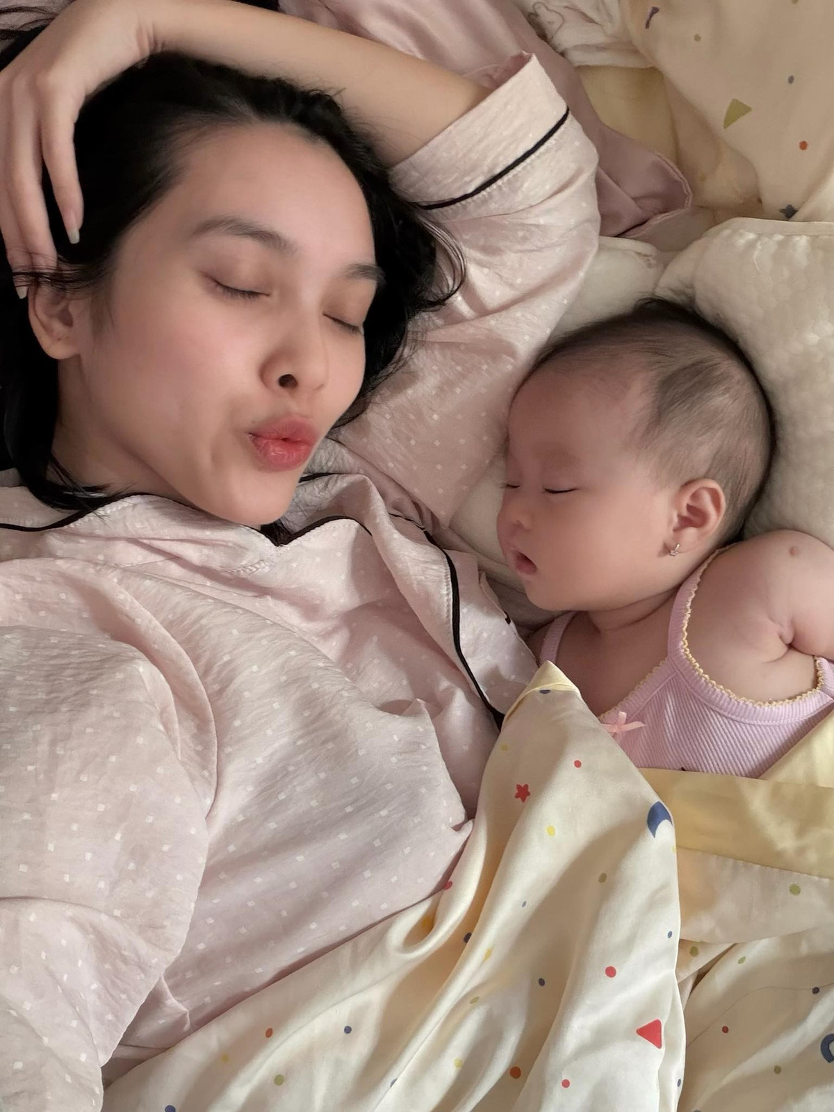 Diễn viên Quỳnh Lương tận hưởng giây phút bình yên bên con gái nhỏ. Ảnh: FB Quỳnh Lương