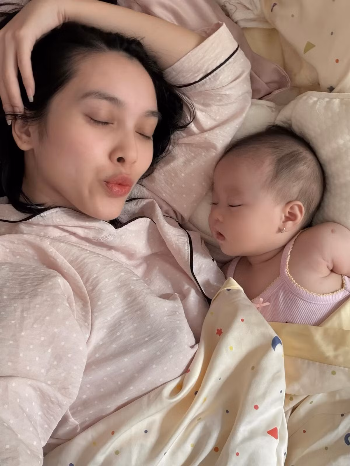 Diễn viên Quỳnh Lương tận hưởng giây phút bình yên bên con gái nhỏ. Ảnh: FB Quỳnh Lương