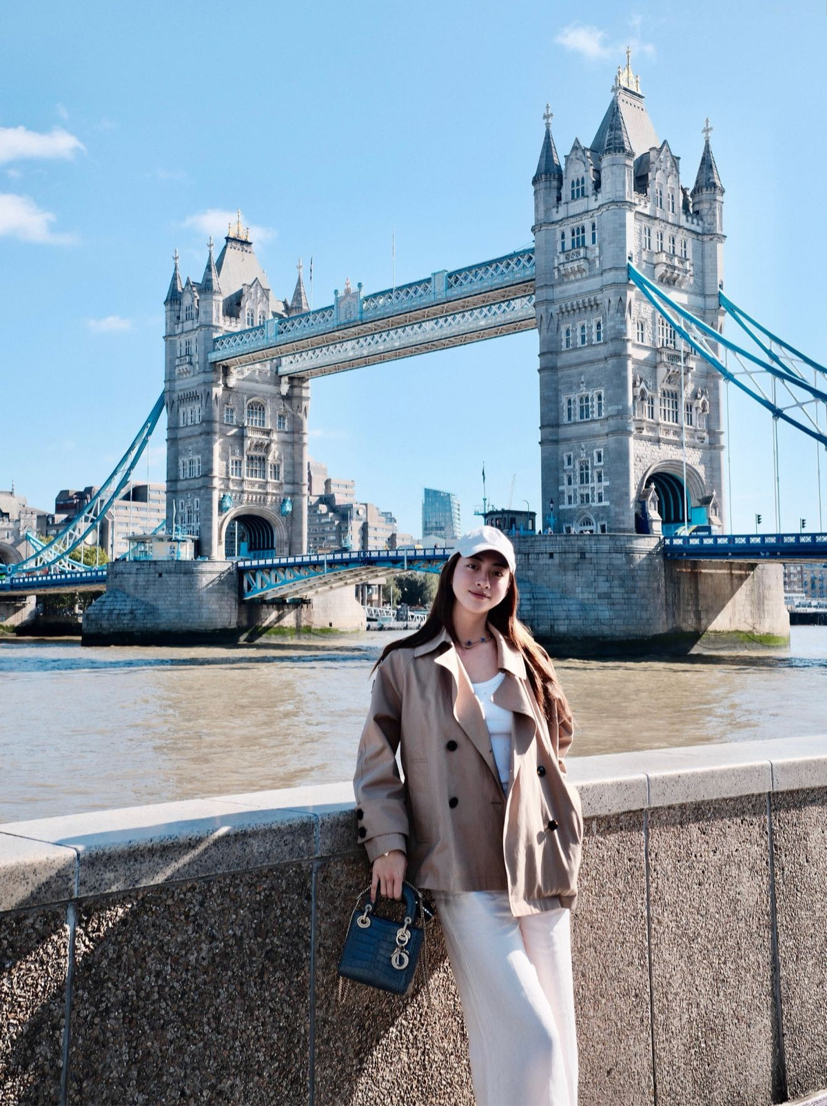 Lương Thùy Linh xách túi trăm triệu đồng khám phá London nhân chuyến sang đây công tác. Ảnh: FB Lương Thùy Linh