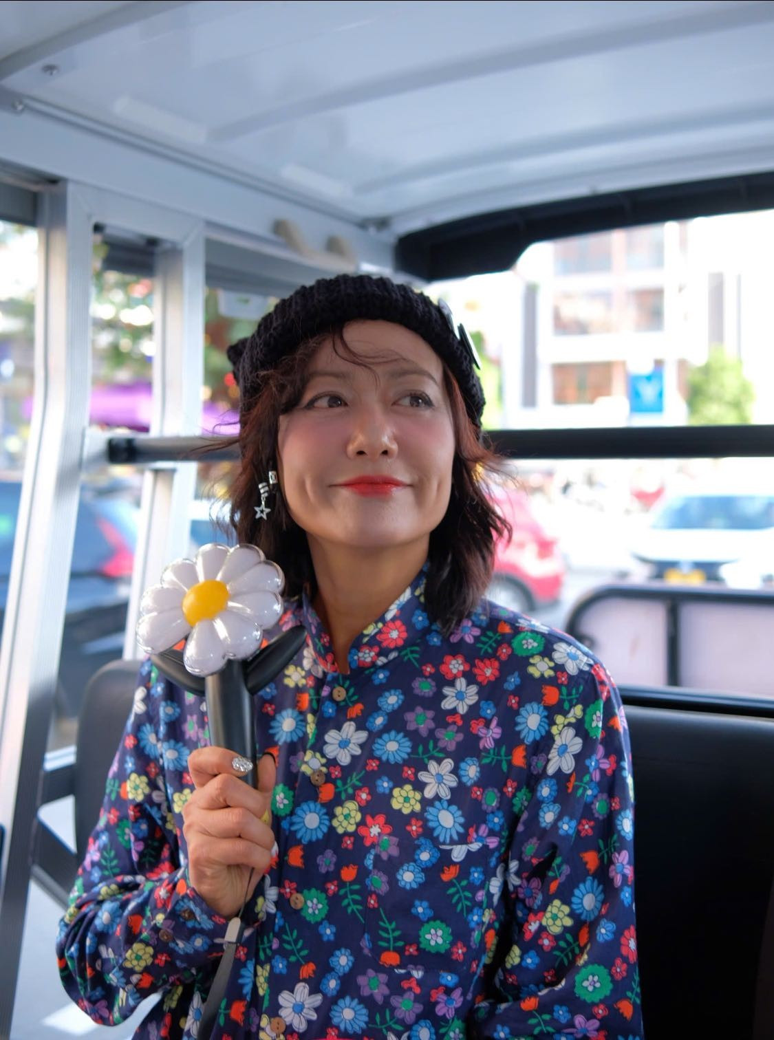 Nghệ sĩ Hồng Ánh đi thưởng thức show của G-Dragon. Ảnh: FB Phạm Thị Hồng Ánh