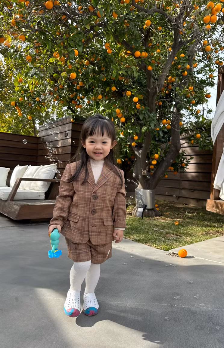 Mới gần 3 tuổi nhưng con gái Cường Đô La và Đàm Thu Trang đã được đi du lịch khắp nơi trong và ngoài nước.