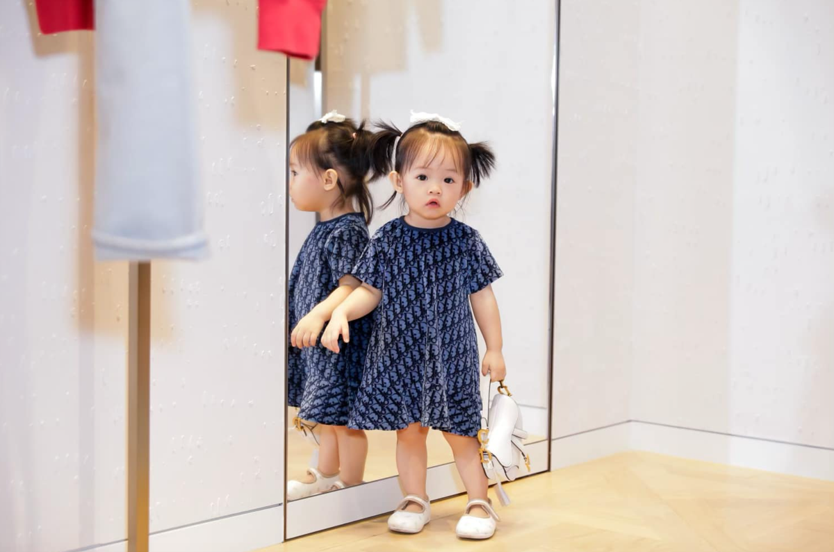 Những chiếc túi mini đến từ các thương hiệu xa xỉ đã trở thành món phụ kiện quen thuộc mỗi khi Suchin xuất hiện.