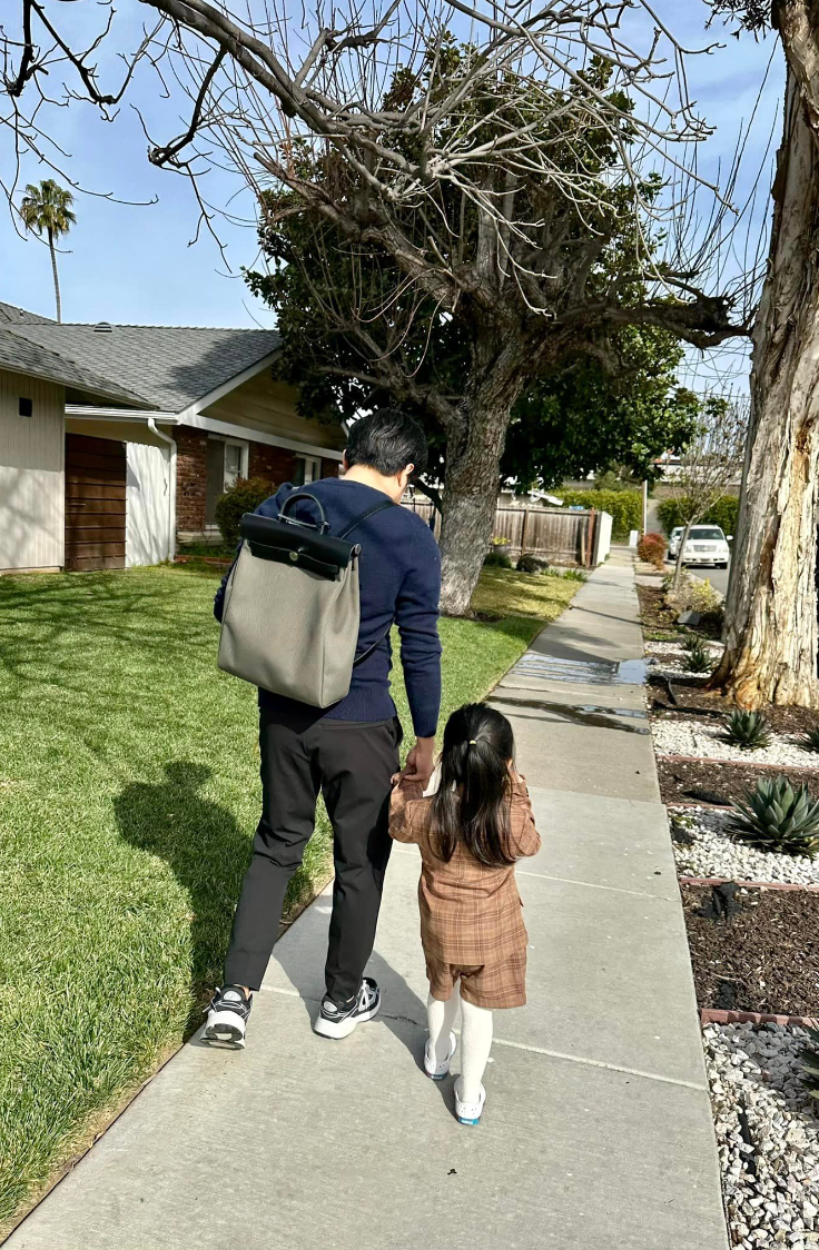 Nam doanh nhân từng chia sẻ hình ảnh nắm tay con gái đến một ngôi trường tại Mỹ.
