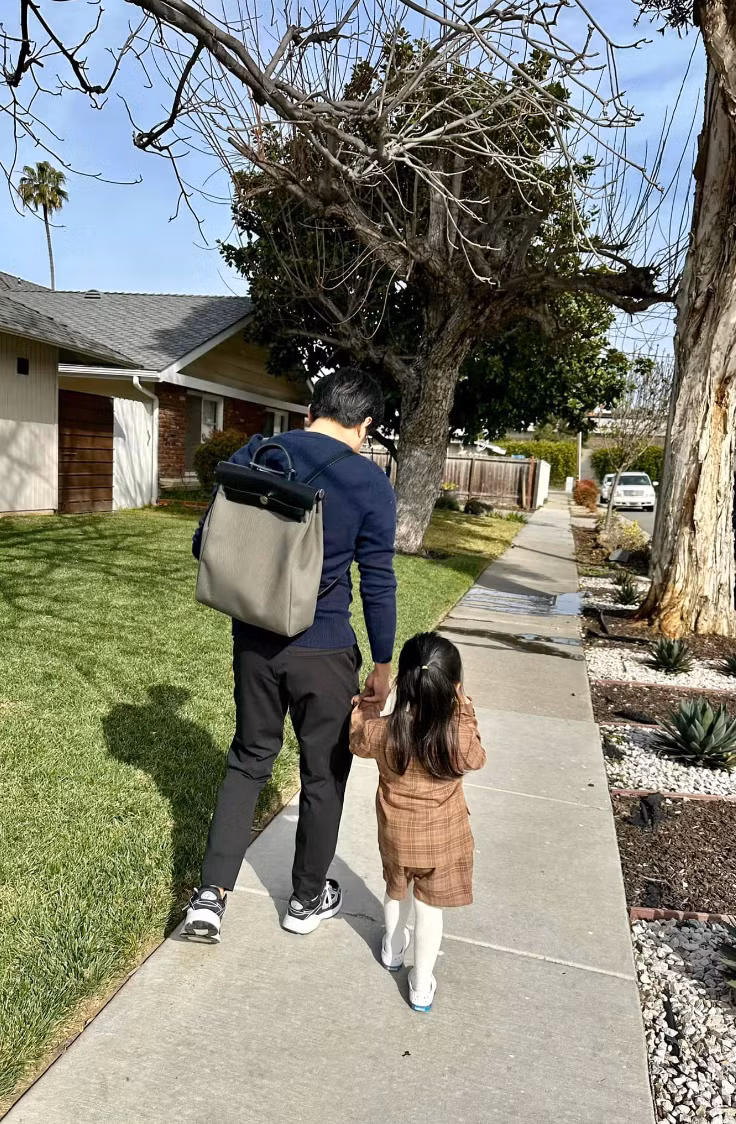 Nam doanh nhân từng chia sẻ hình ảnh nắm tay con gái đến một ngôi trường tại Mỹ.