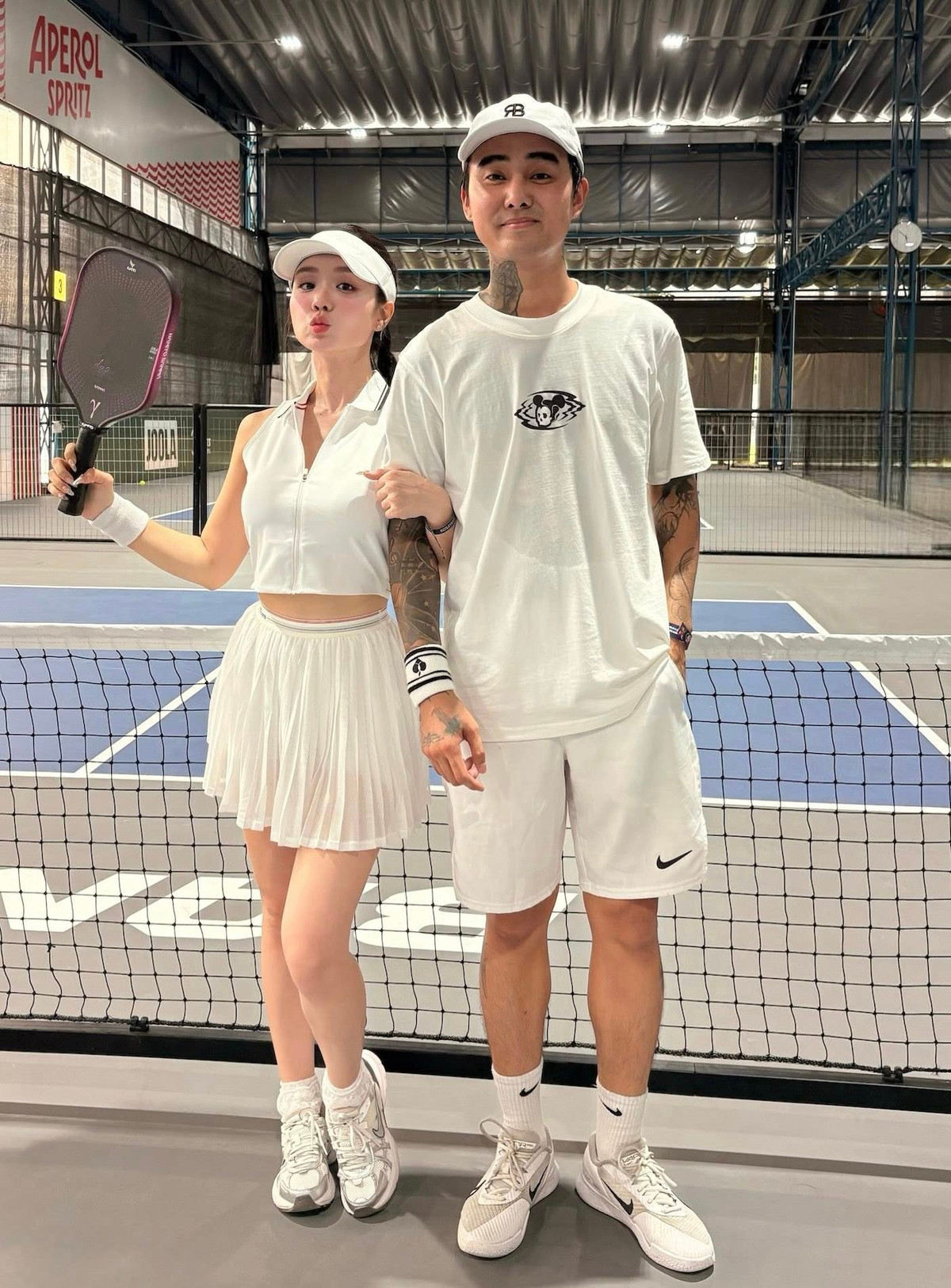 Vòng eo thon gọn, làn da mịn màng cùng phong thái trẻ trung giúp cô không hề kém cạnh các mỹ nhân đình đám trong showbiz Việt.