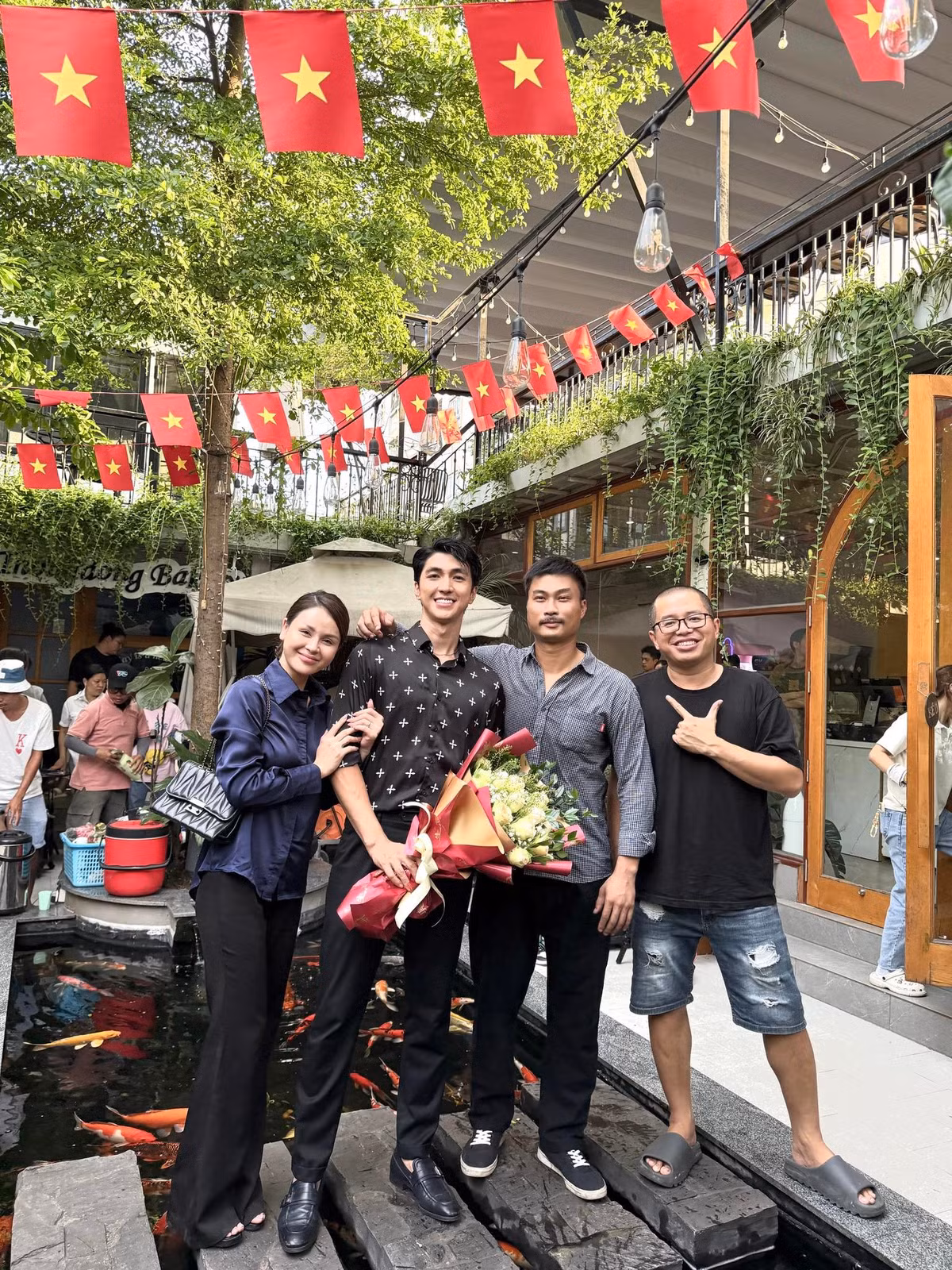 Bình An mừng kết thúc các cảnh quay trong bộ phim Dịu dàng màu nắng. Ảnh: FB Nguyễn Bình An