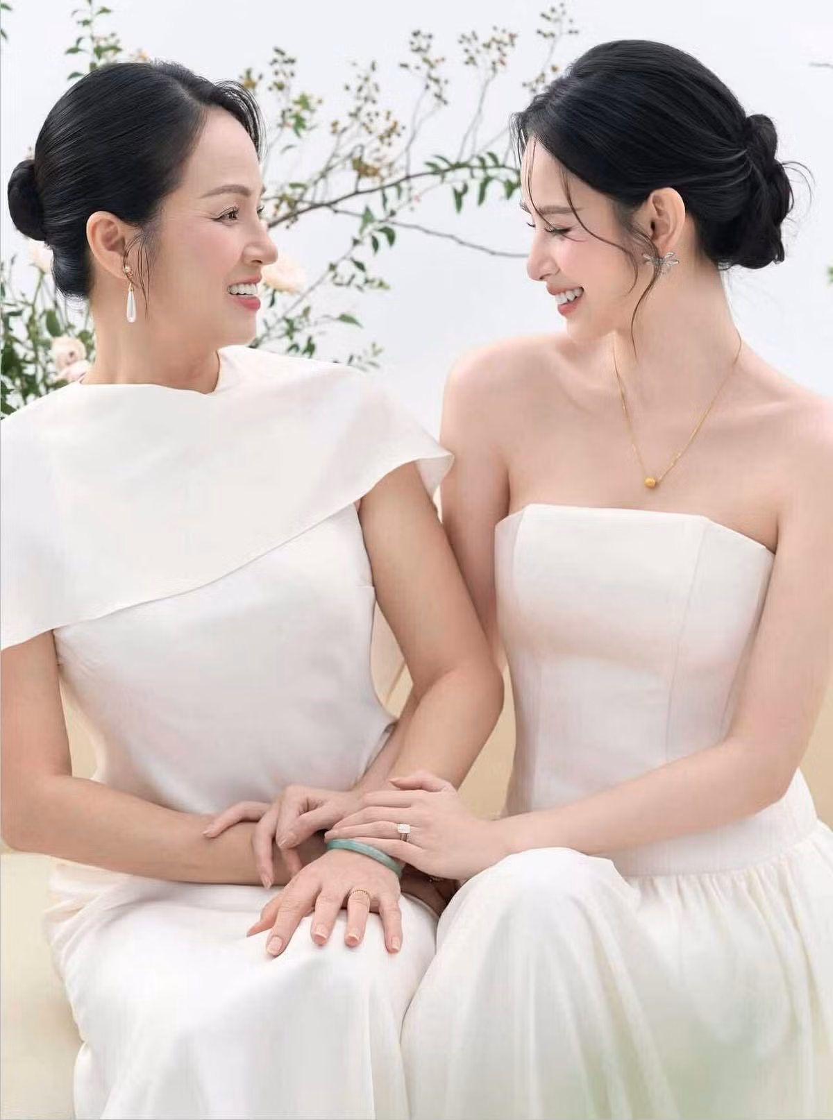 Vẻ đẹp trẻ trung, rạng rỡ của mẹ cô khiến nhiều khán giả bất ngờ và nhận xét Hương Liên đã thừa hưởng trọn vẹn nét đẹp từ mẹ.