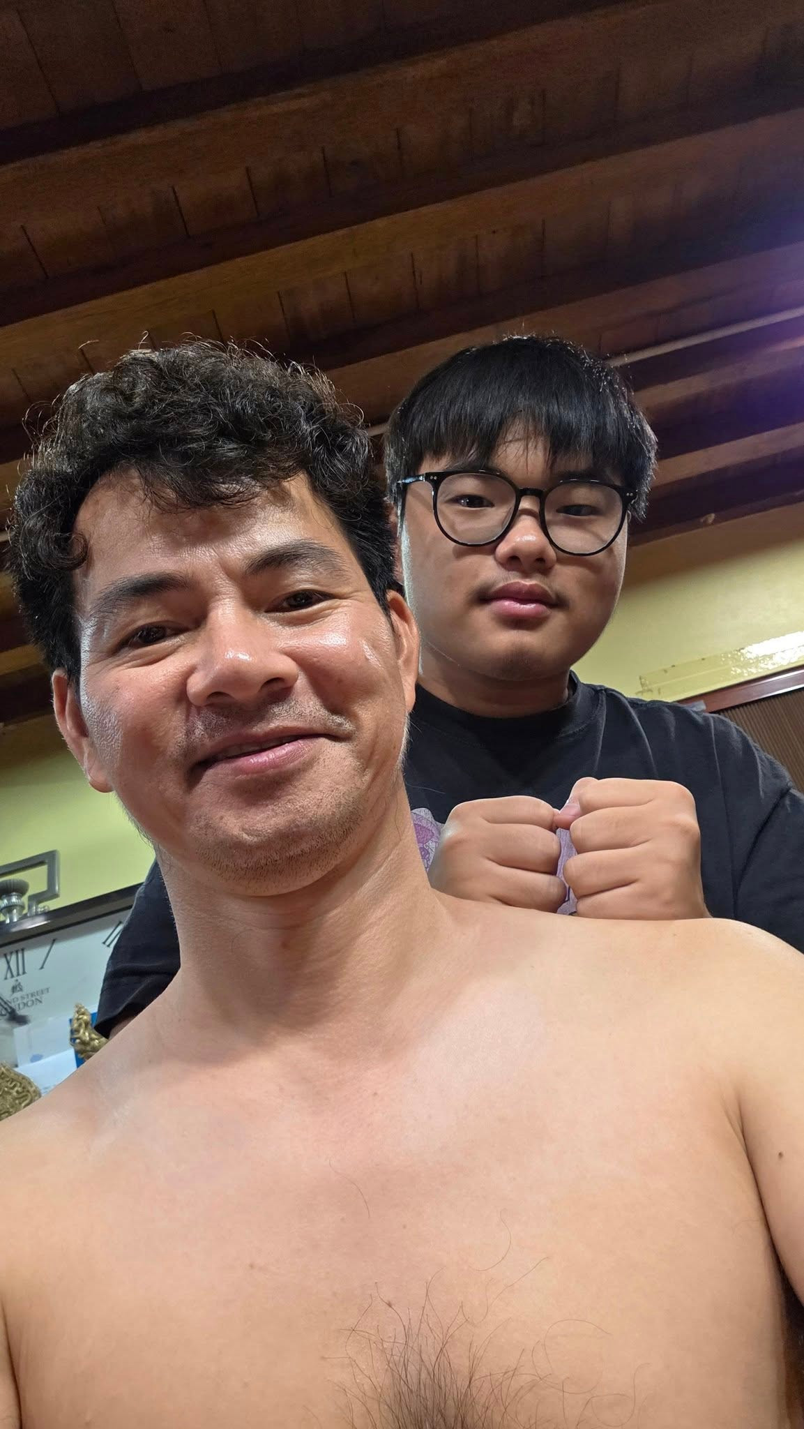 NSND Xuân Bắc khoe được con trai - Bi Béo đấm lưng khi thức đêm làm việc. Ảnh: FB Nguyễn Xuân Bắc