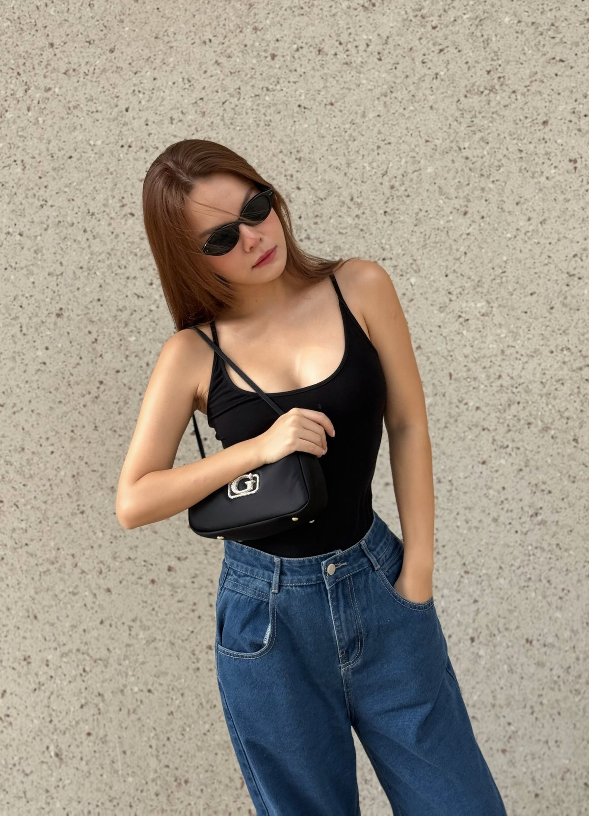 Mẹ 3 con Phạm Quỳnh Anh trẻ trung dạo phố. Ảnh: FB Phạm Quỳnh Anh