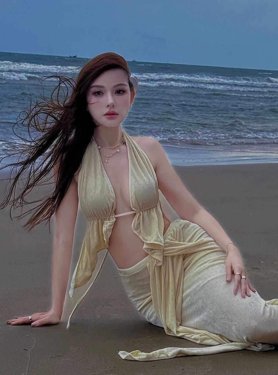 Ca sĩ Thu Thuỷ khoe ảnh chụp trước biển, thu hút chú ý nhờ gương mặt sắc nét. Ảnh: FB Nguyễn Thu Thuỷ