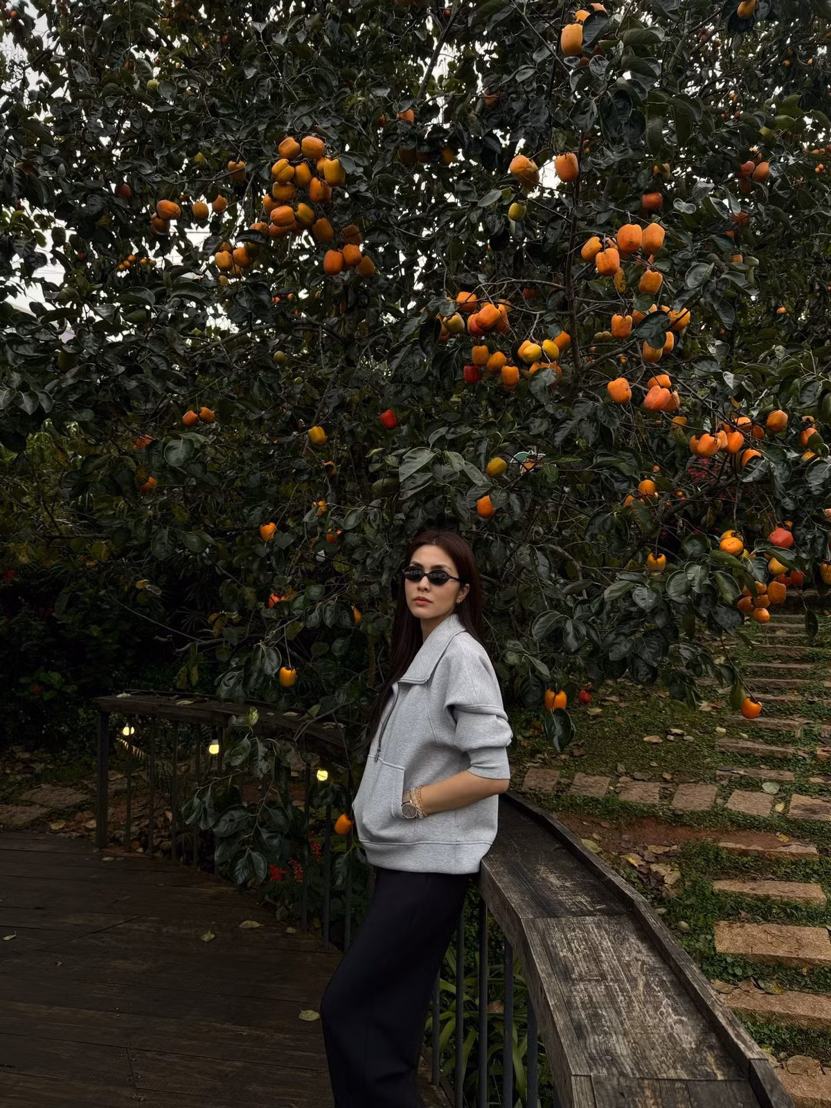 Dù ít xuất hiện trước công chúng, cô vẫn khiến người hâm mộ yêu mến qua những khoảnh khắc đời thường: tự tay làm vườn, nấu ăn, dạo phố hay du lịch cùng gia đình.