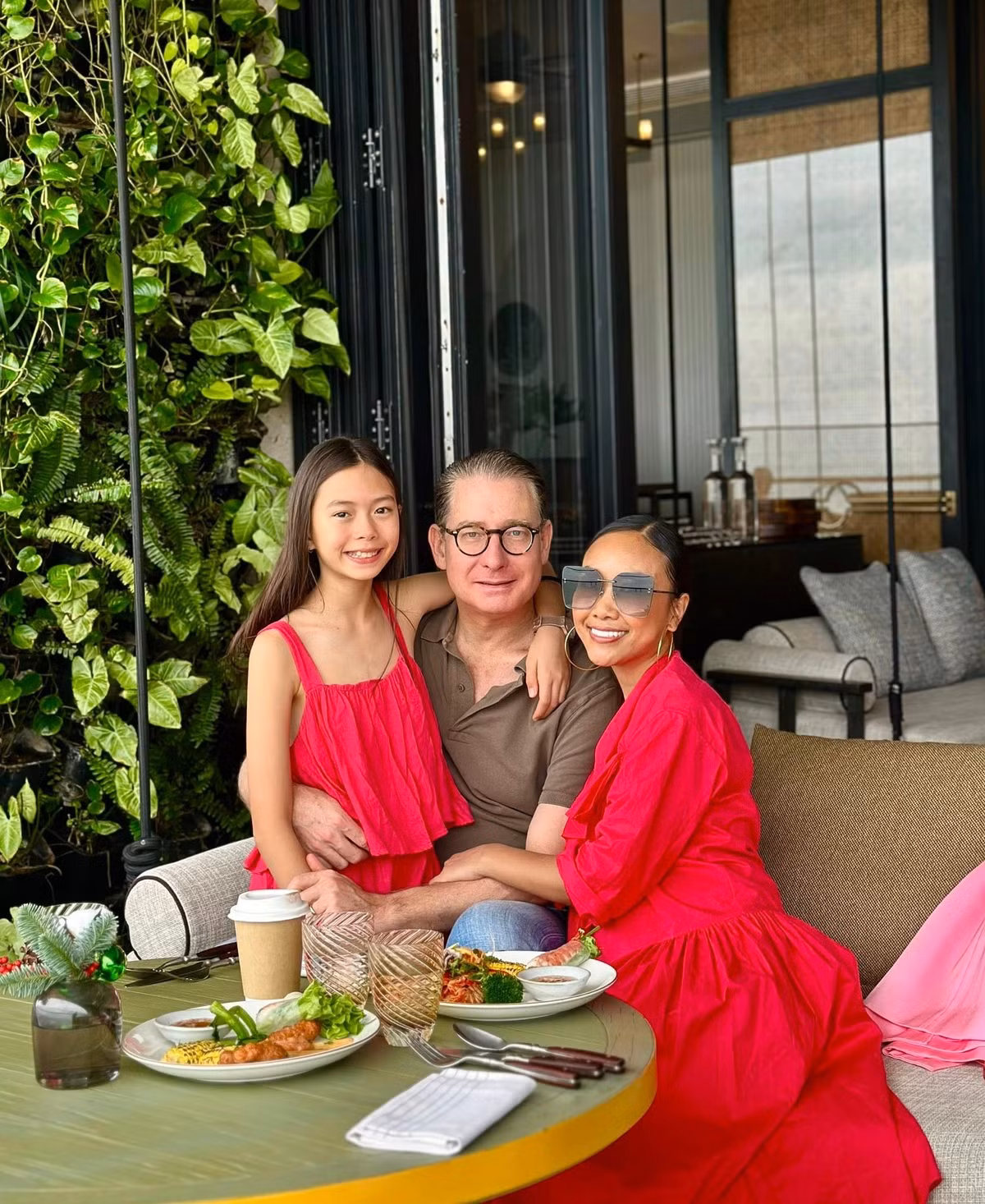 Gia đình ca sĩ Đoan Trang nghỉ dưỡng ở Hội An. Ảnh: FB Doan Trang