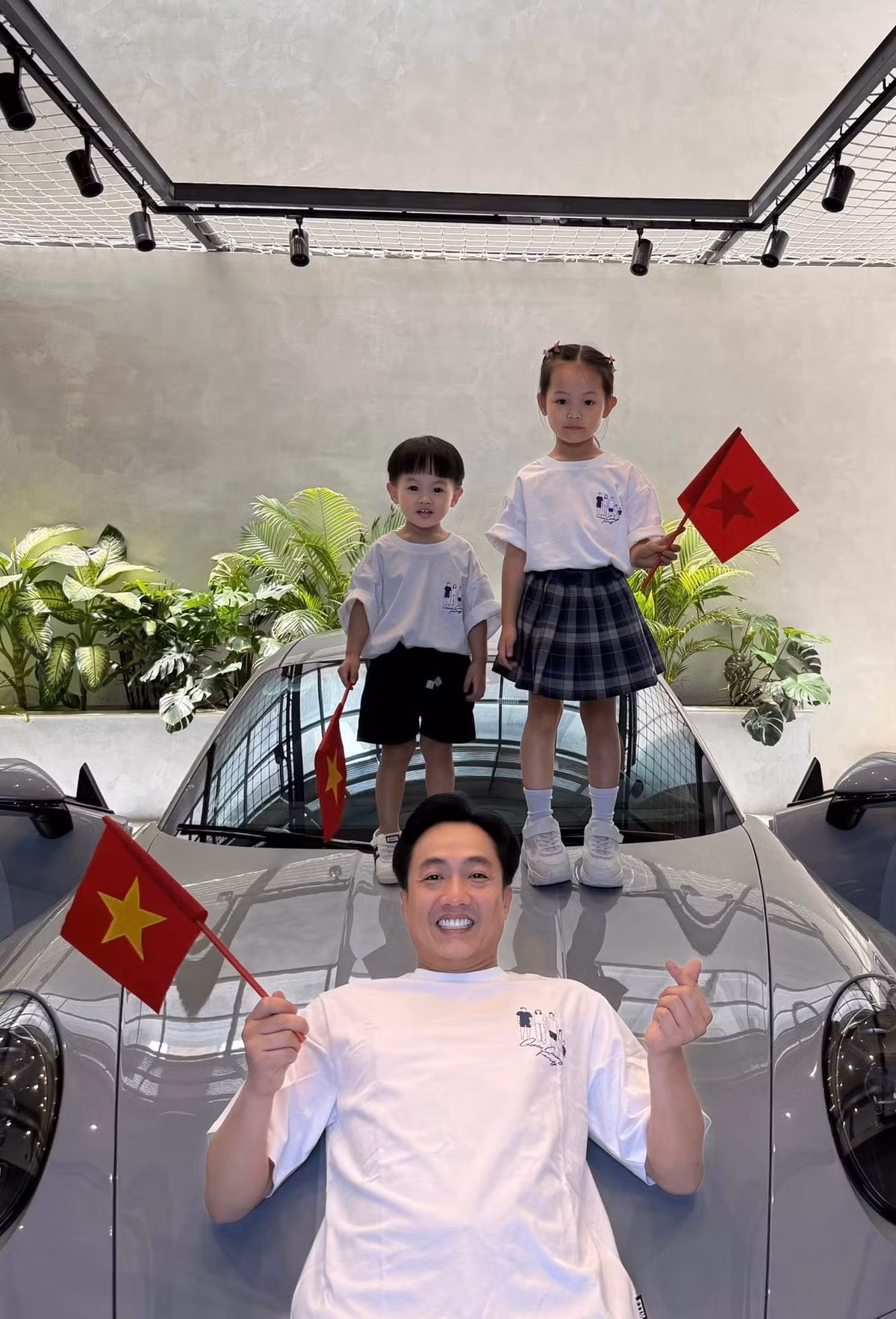 Mỗi khi có thời gian rảnh, anh đều dành để chơi cùng con.