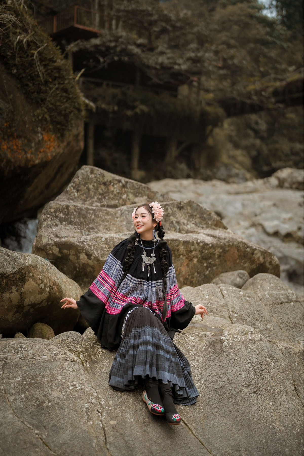 Không chỉ đầu tư trang phục, Jennifer Phạm còn hoàn thiện phong cách với kiểu trang điểm nổi bật. Đôi má ửng hồng, làn da căng mịn cùng hoa cài đầu tạo nên hình ảnh vừa ngọt ngào, vừa tươi mới.