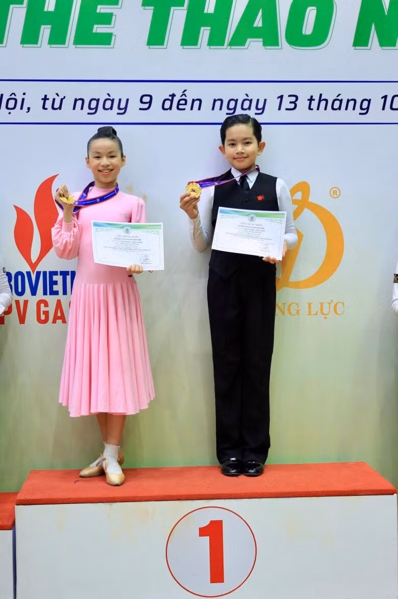 Kubi còn thừa hưởng năng khiếu nghệ thuật từ bố mẹ. Cậu nhóc là một tài năng dancesport nhí xuất sắc, đã giành nhiều huy chương vàng quốc tế, trong đó nổi bật là hai lần vô địch thế giới hạng thiếu nhi tại giải Syllabus World Championship (2023, 2024) và nhiều HCV khác tại các giải trong nước như Cúp Khiêu vũ thể thao Quốc gia.