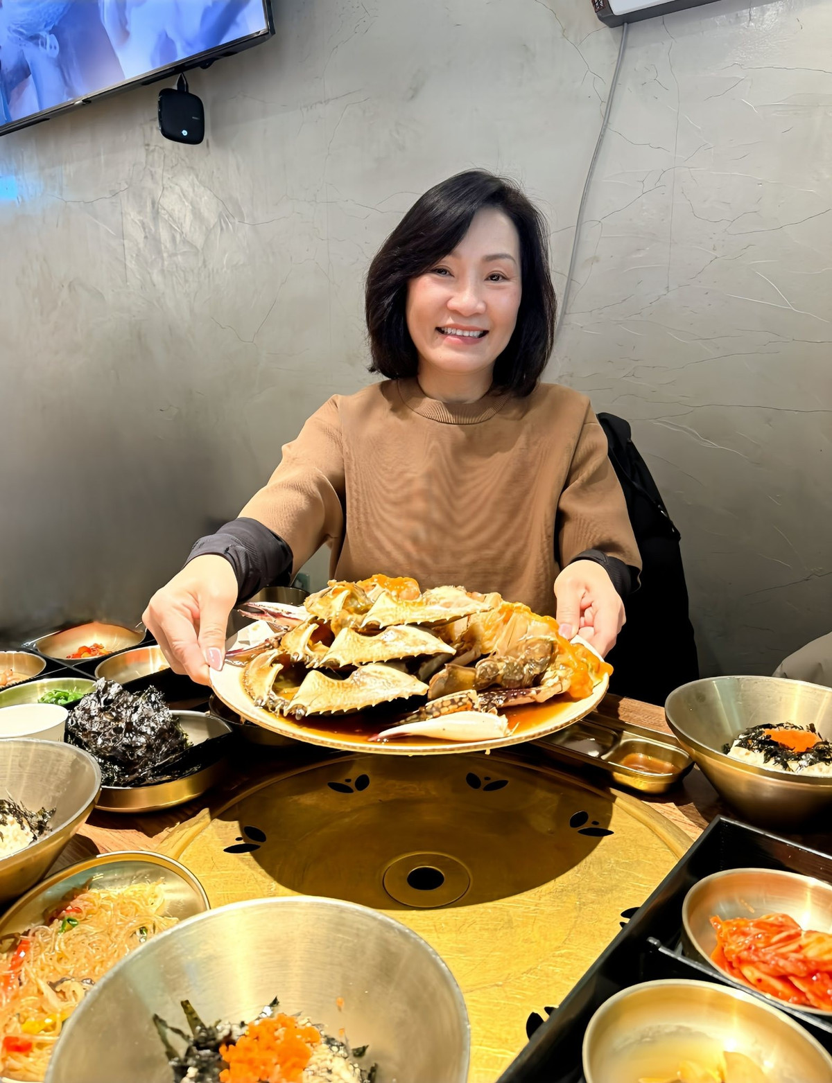 Tin tức sao Việt 15/12: Diễn viên Hồng Đào thưởng thức ẩm thực khi đến Hàn Quốc. Ảnh: FB Hồng Đào