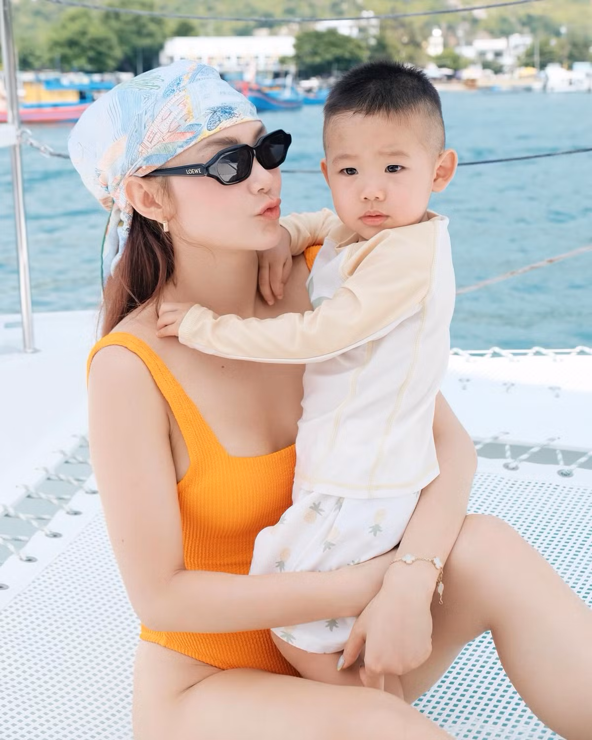 Những khoảnh khắc chụp ảnh cùng con trai cũng khiến người hâm mộ "tan chảy".