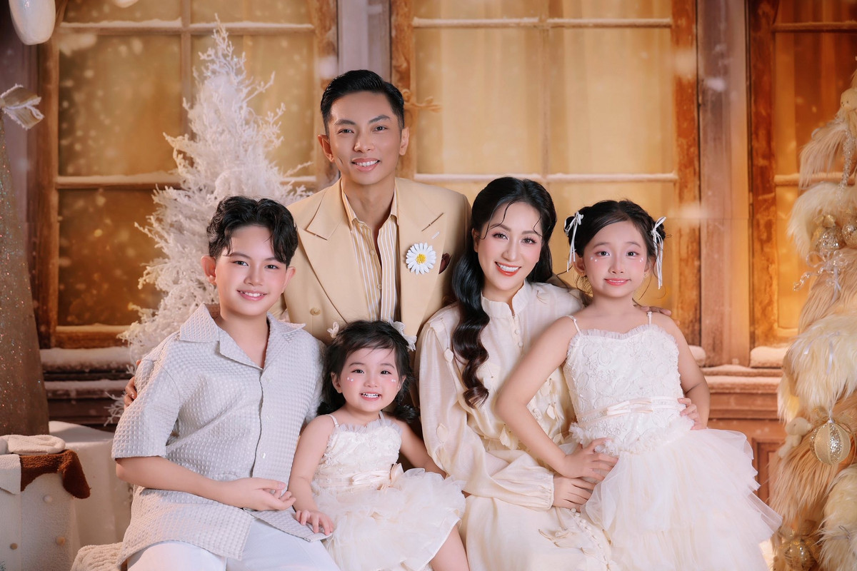 Gia đình Khánh Thi - Phan Hiển thực hiện bộ ảnh đón năm mới. Ảnh: FB Nguyen Khanh Thi