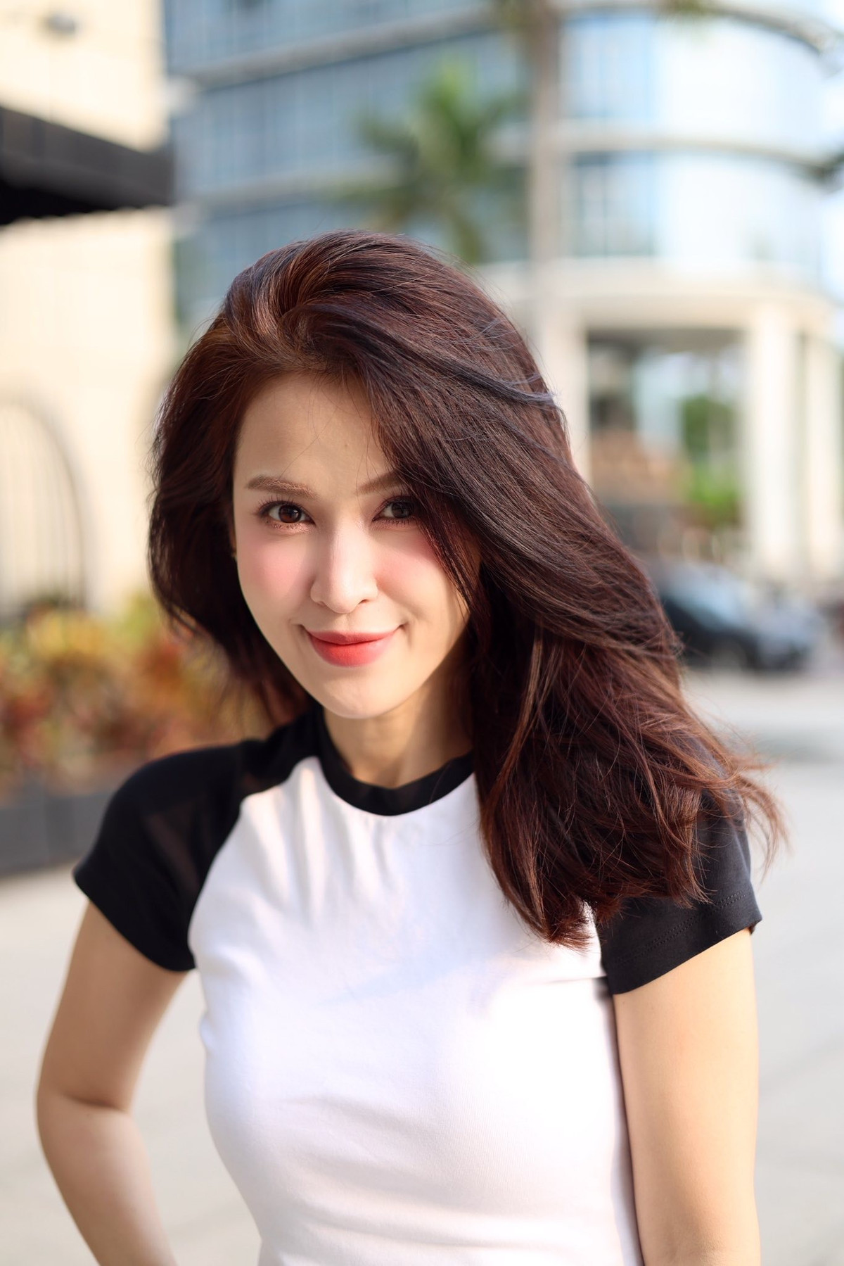 Nữ diễn viên thường ưu tiên phong cách trang điểm nhẹ nhàng, mái tóc buông tự nhiên để làm nổi bật vẻ đẹp chín muồi, nền nã.