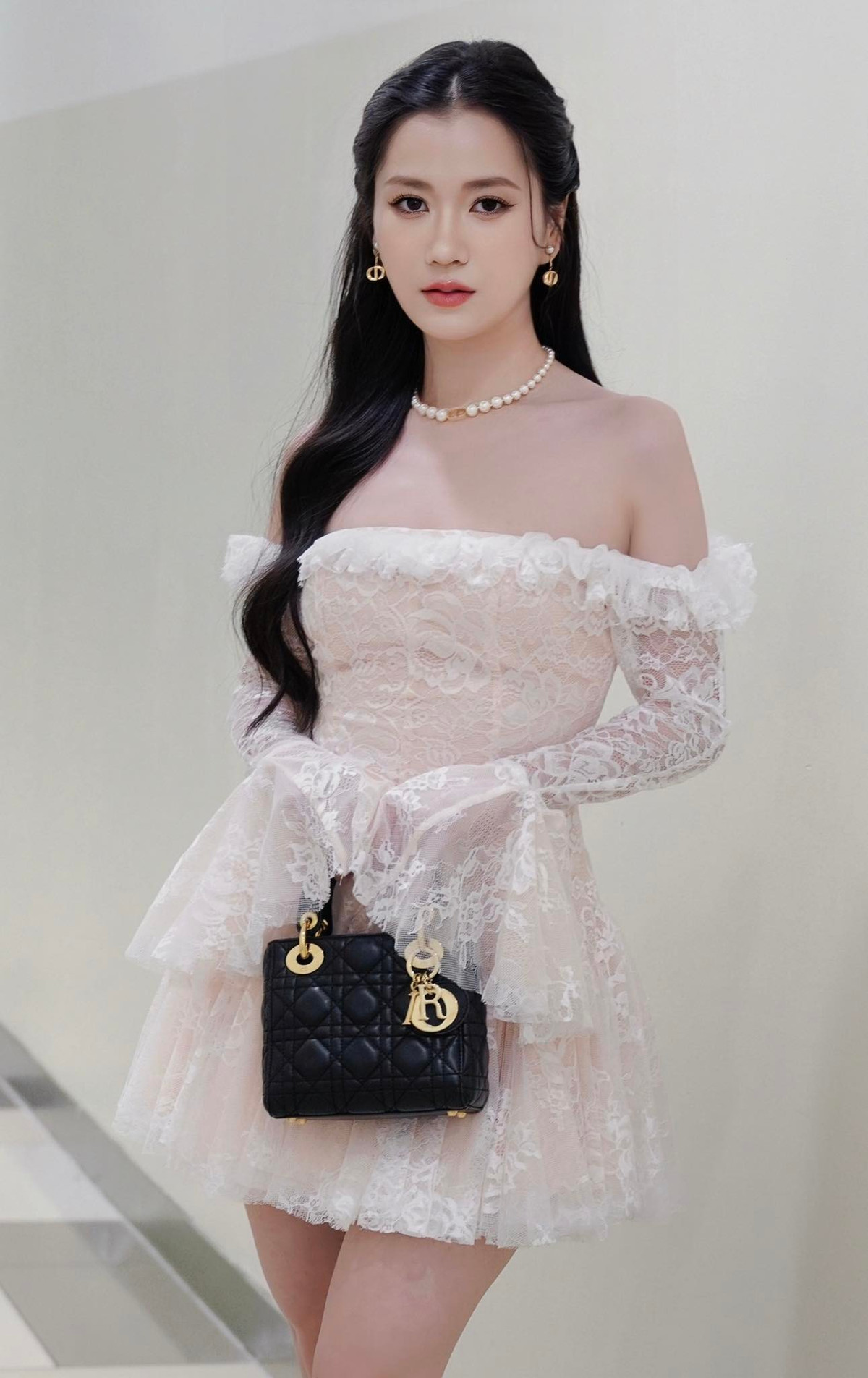 Nhiều netizen không ngần ngại bày tỏ sự ngưỡng mộ trước màn “lột xác” của Lâm Vỹ Dạ. Không ít ý kiến cho rằng việc giảm cân đã giúp nhan sắc của nữ diễn viên “thăng hạng” rõ rệt.